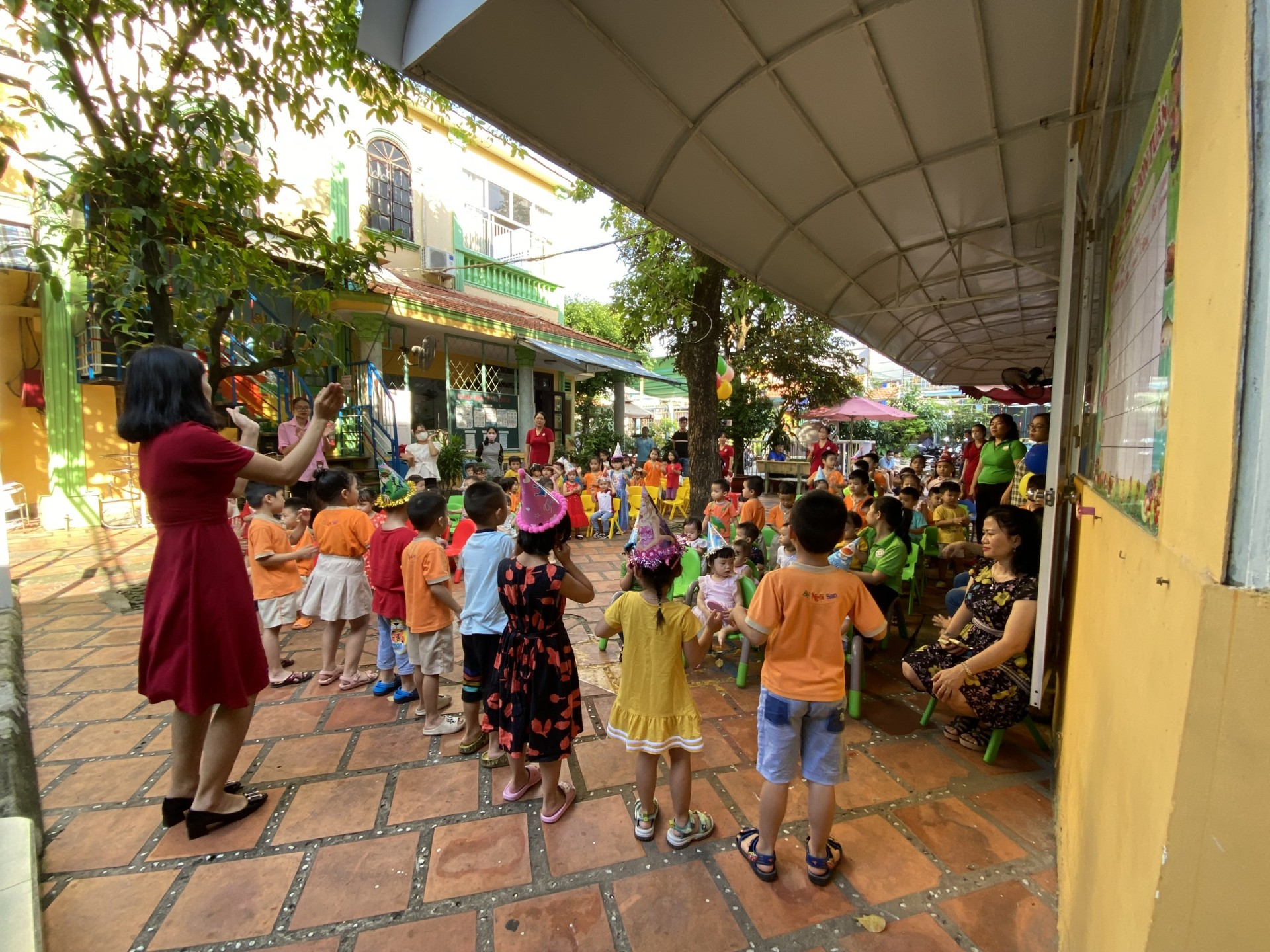 MỪNG SINH NHẬT CÔ VÀ BÉ 11/12-2022