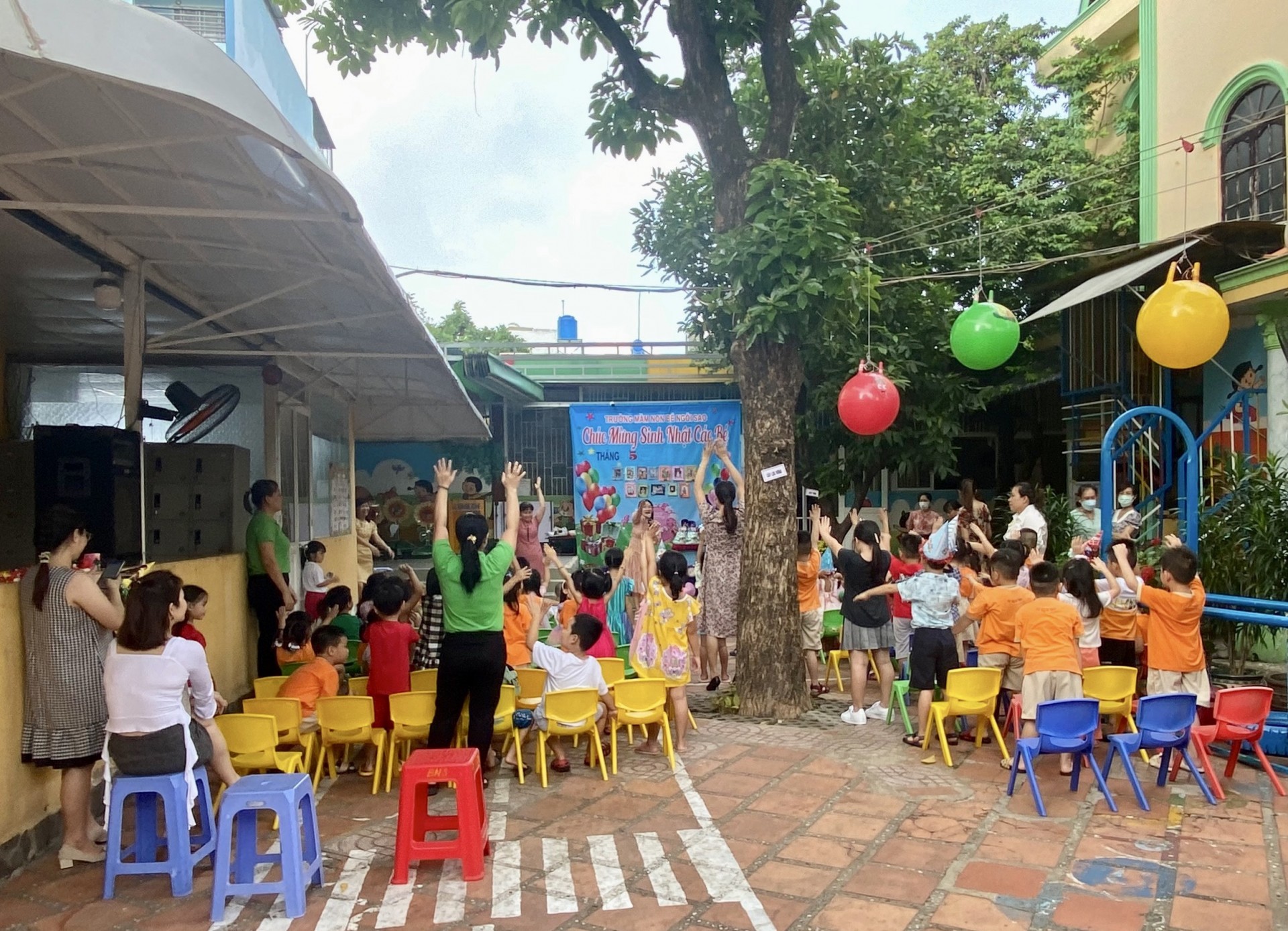 MỪNG SINH NHẬT CÔ VÀ BÉ THÁNG 5