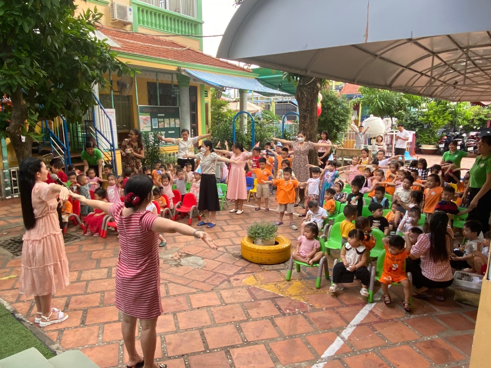 MỪNG SINH NHẬT CÔ VÀ BÉ THÁNG 5