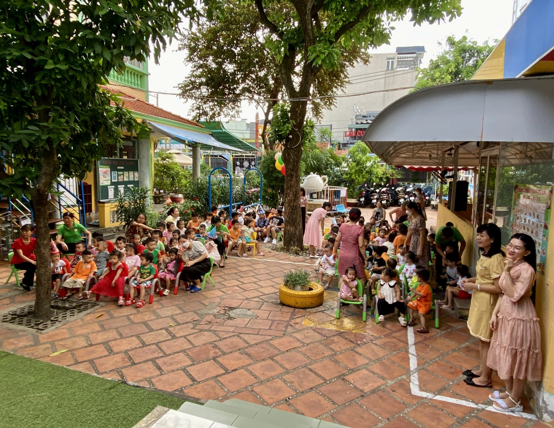 MỪNG SINH NHẬT CÔ VÀ BÉ THÁNG 5