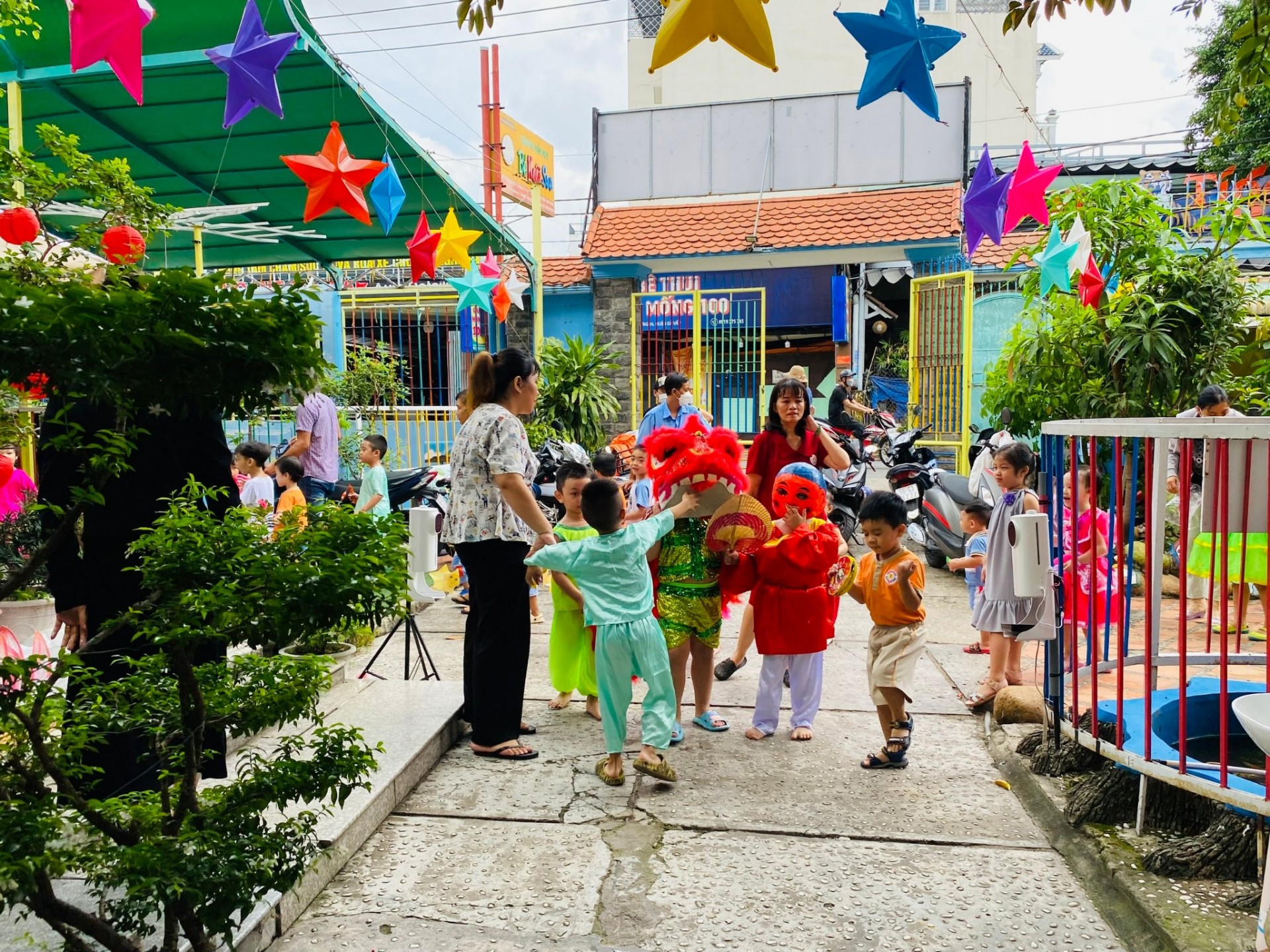 BÉ VUI TRUNG THU 2022