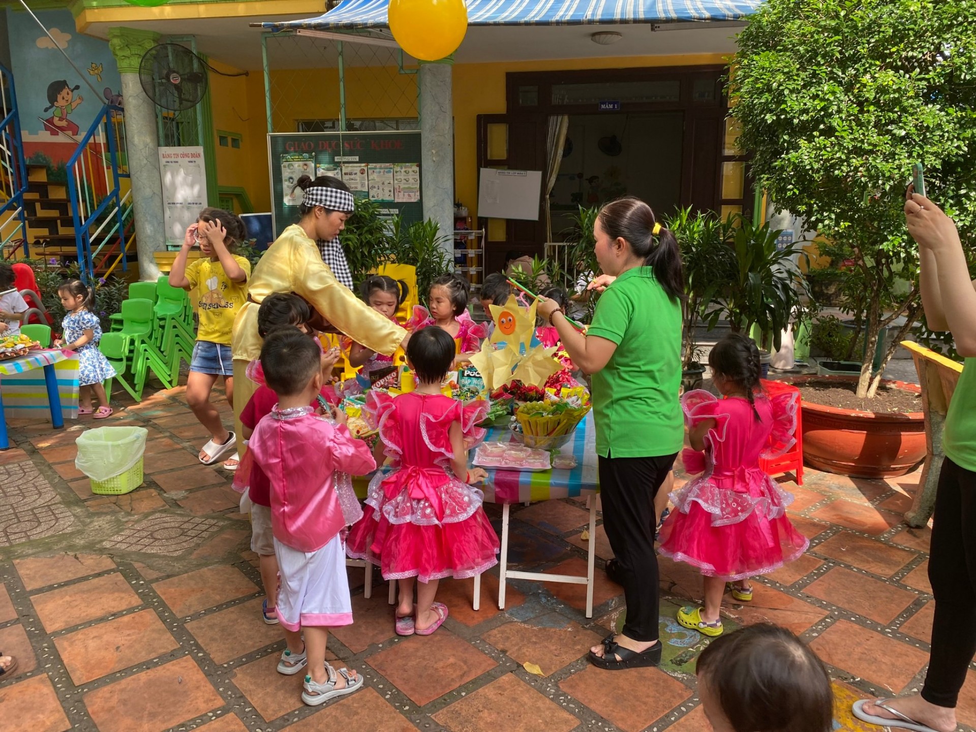 BÉ VUI TRUNG THU 2022