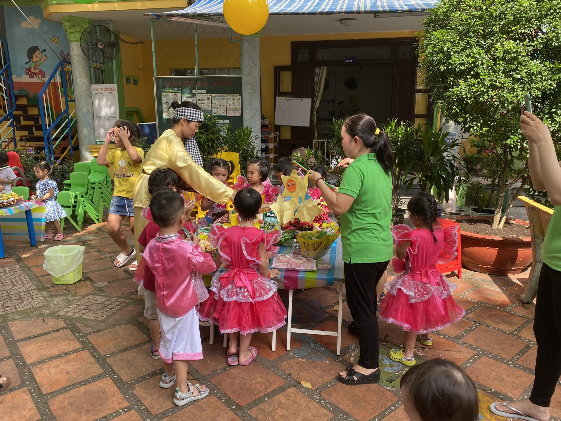 BÉ VUI TRUNG THU 2022