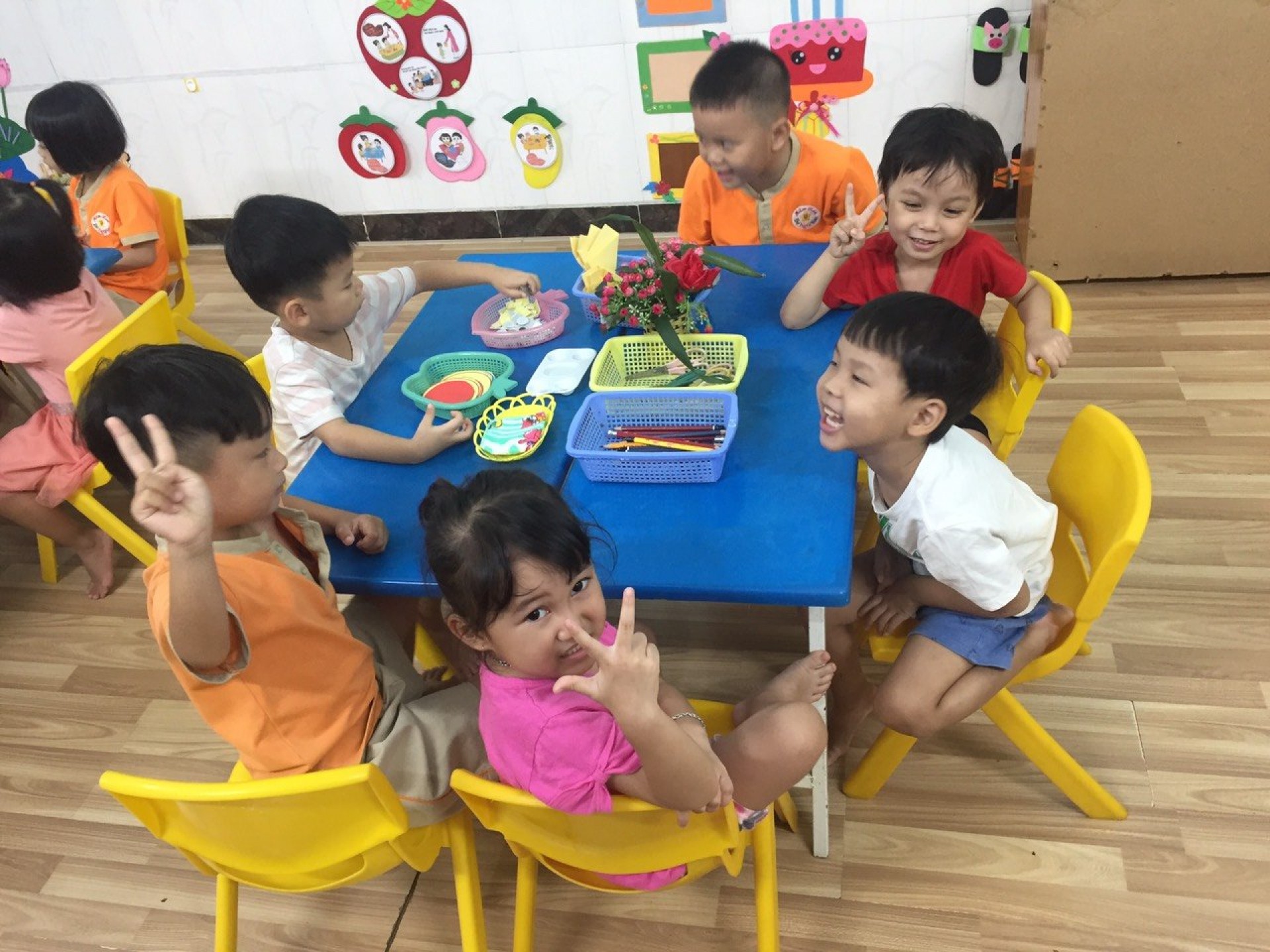 BÉ LÀM  ĐÈN VÀ BÁNH TRUNG THU 2022