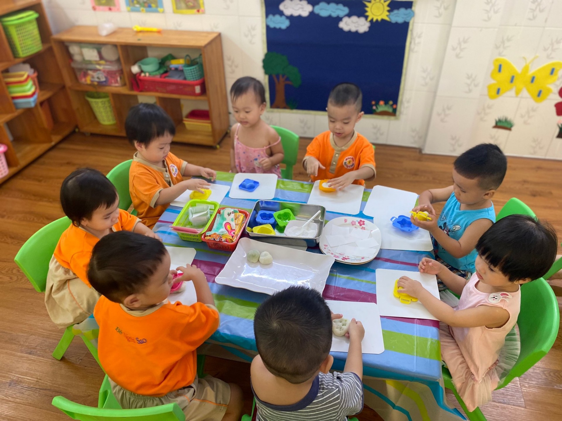 BÉ LÀM  ĐÈN VÀ BÁNH TRUNG THU 2022