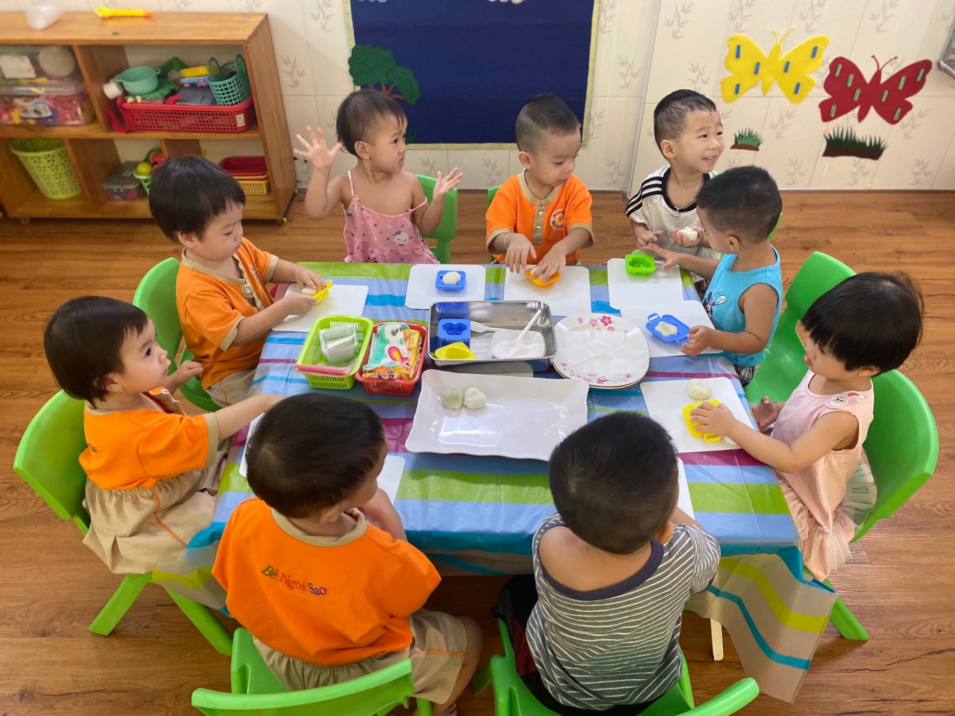 BÉ LÀM  ĐÈN VÀ BÁNH TRUNG THU 2022