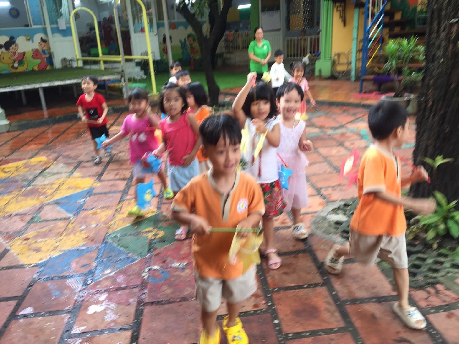 BÉ LÀM  ĐÈN VÀ BÁNH TRUNG THU 2022