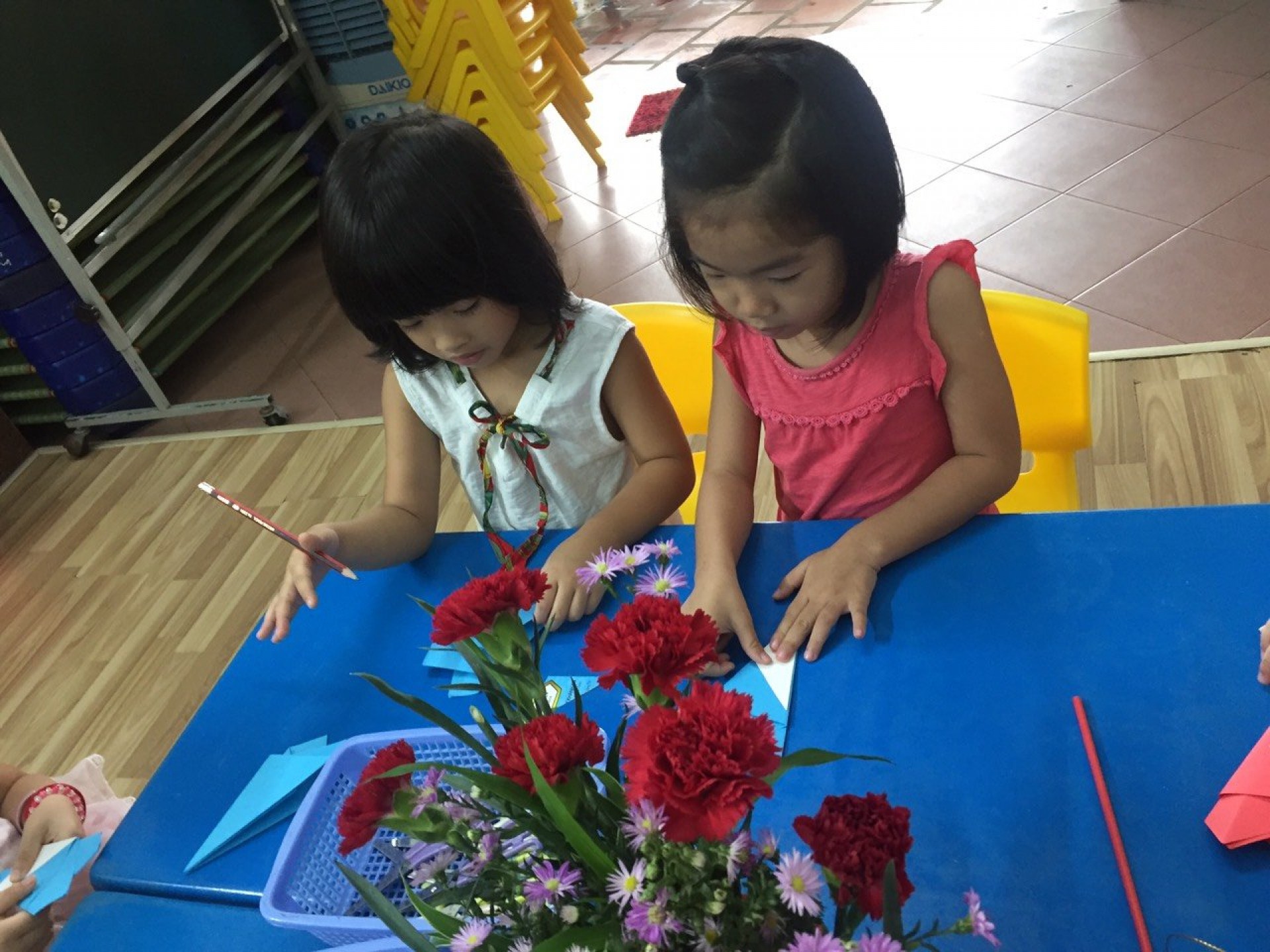 BÉ LÀM  ĐÈN VÀ BÁNH TRUNG THU 2022