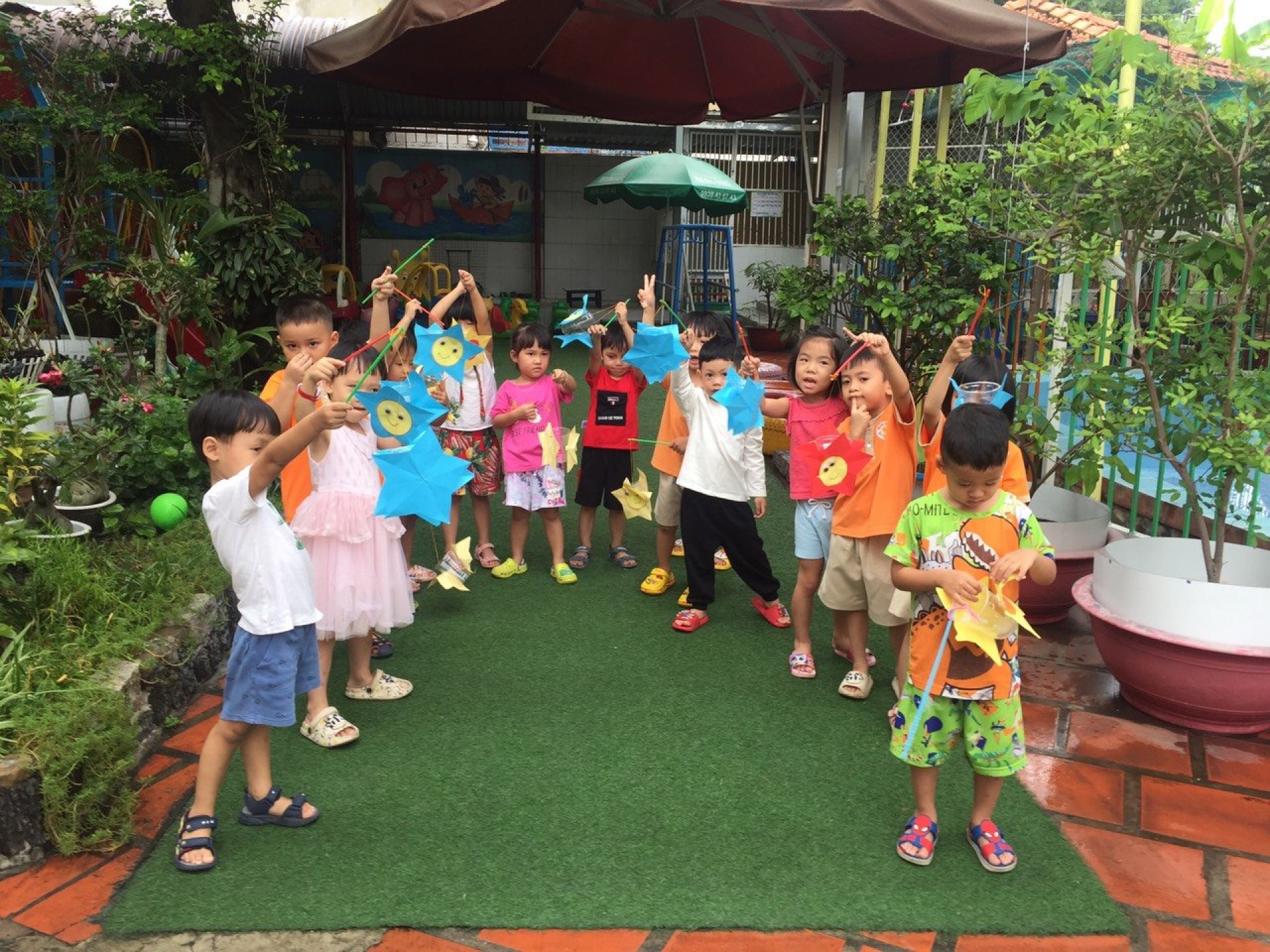 BÉ LÀM  ĐÈN VÀ BÁNH TRUNG THU 2022