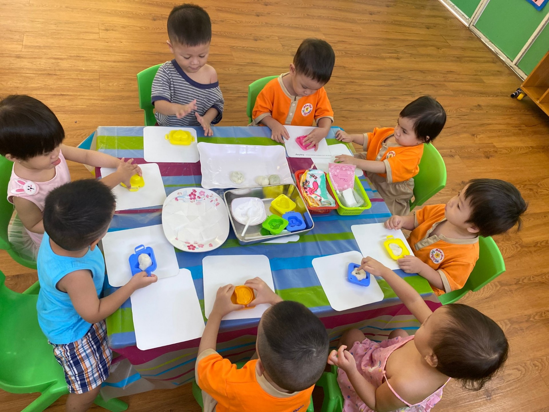 BÉ LÀM  ĐÈN VÀ BÁNH TRUNG THU 2022