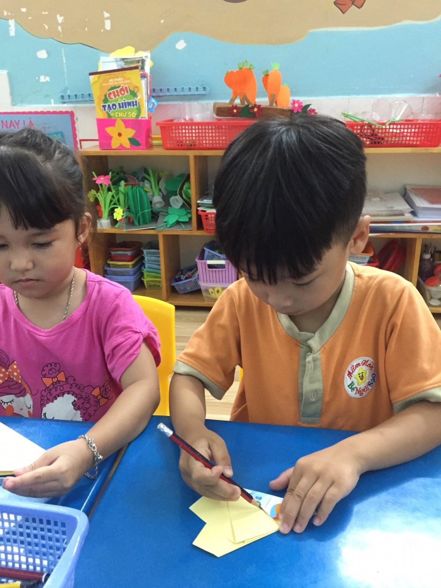 BÉ LÀM  ĐÈN VÀ BÁNH TRUNG THU 2022