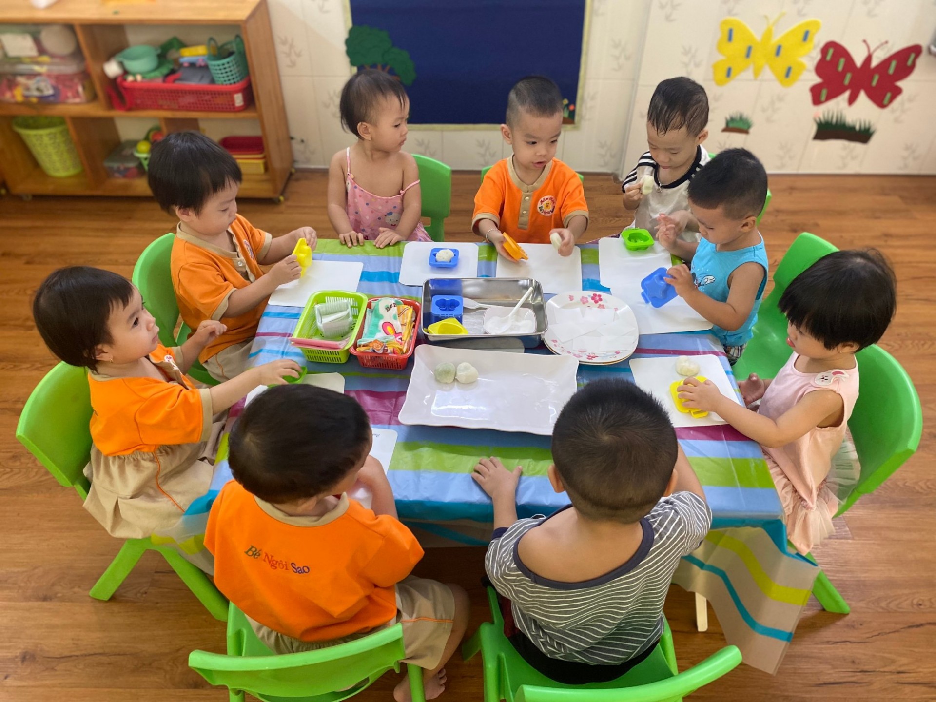 BÉ LÀM  ĐÈN VÀ BÁNH TRUNG THU 2022