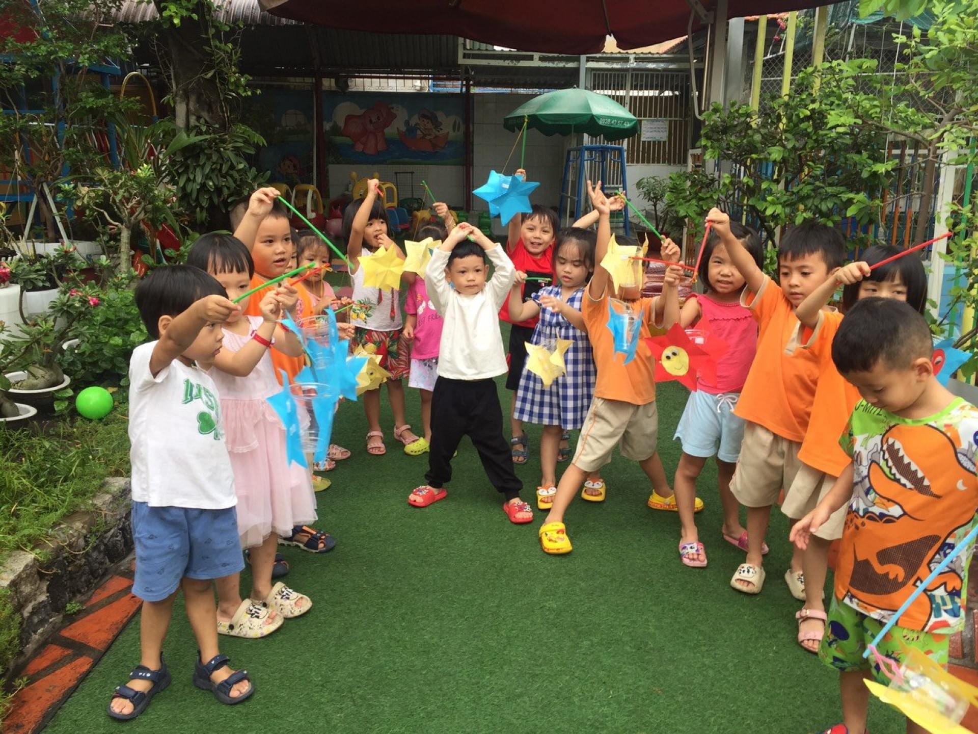 BÉ LÀM  ĐÈN VÀ BÁNH TRUNG THU 2022