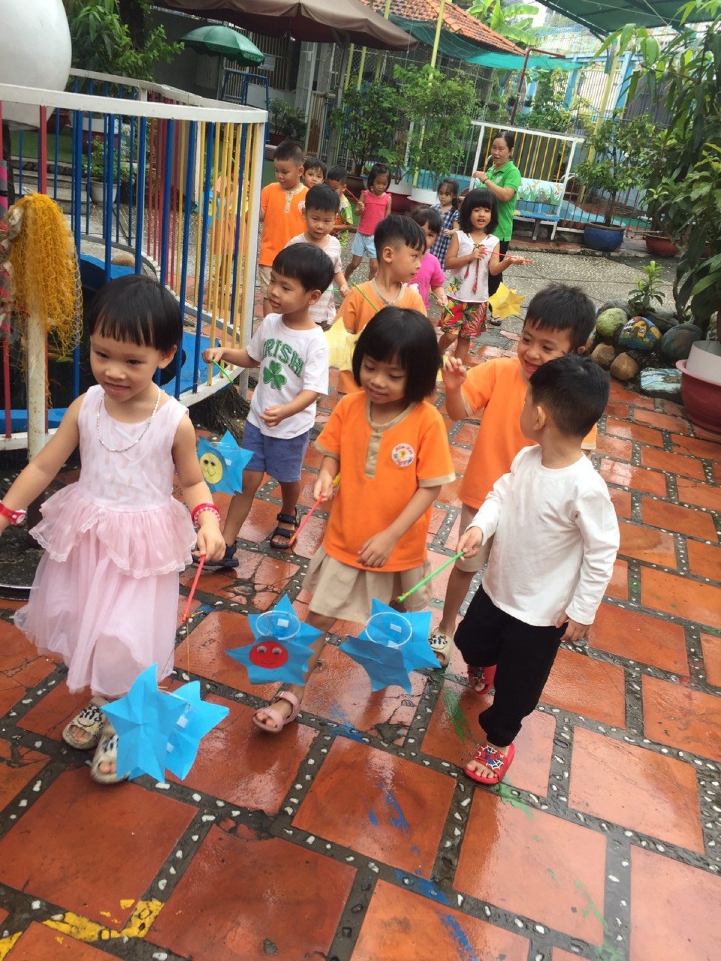 BÉ LÀM  ĐÈN VÀ BÁNH TRUNG THU 2022