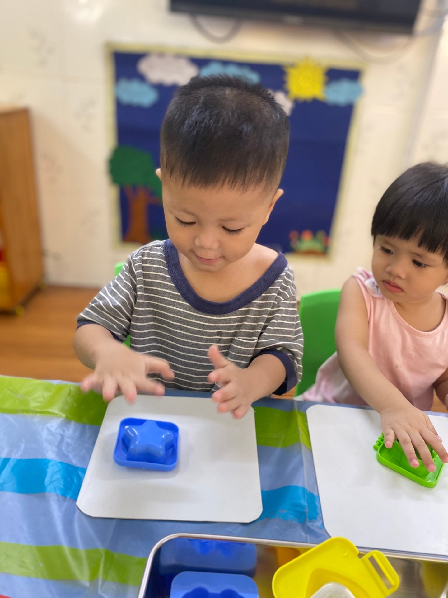 BÉ LÀM  ĐÈN VÀ BÁNH TRUNG THU 2022