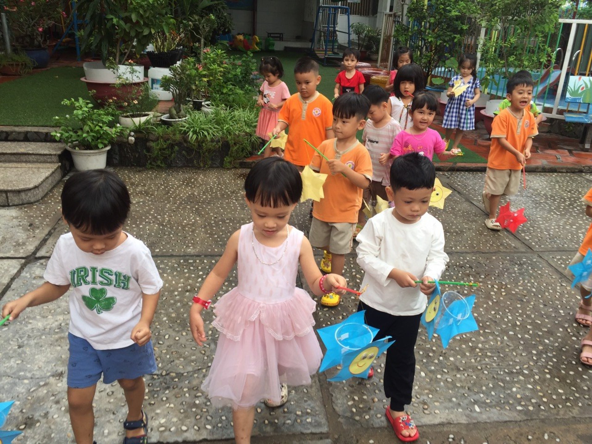 BÉ LÀM  ĐÈN VÀ BÁNH TRUNG THU 2022