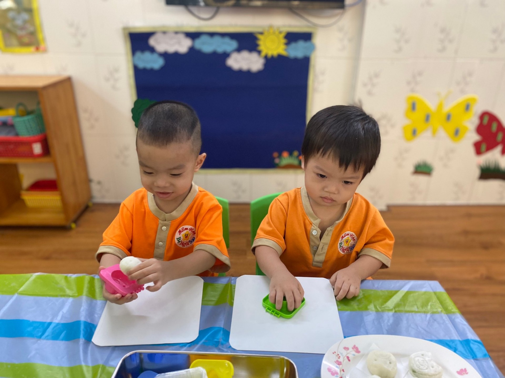 BÉ LÀM  ĐÈN VÀ BÁNH TRUNG THU 2022