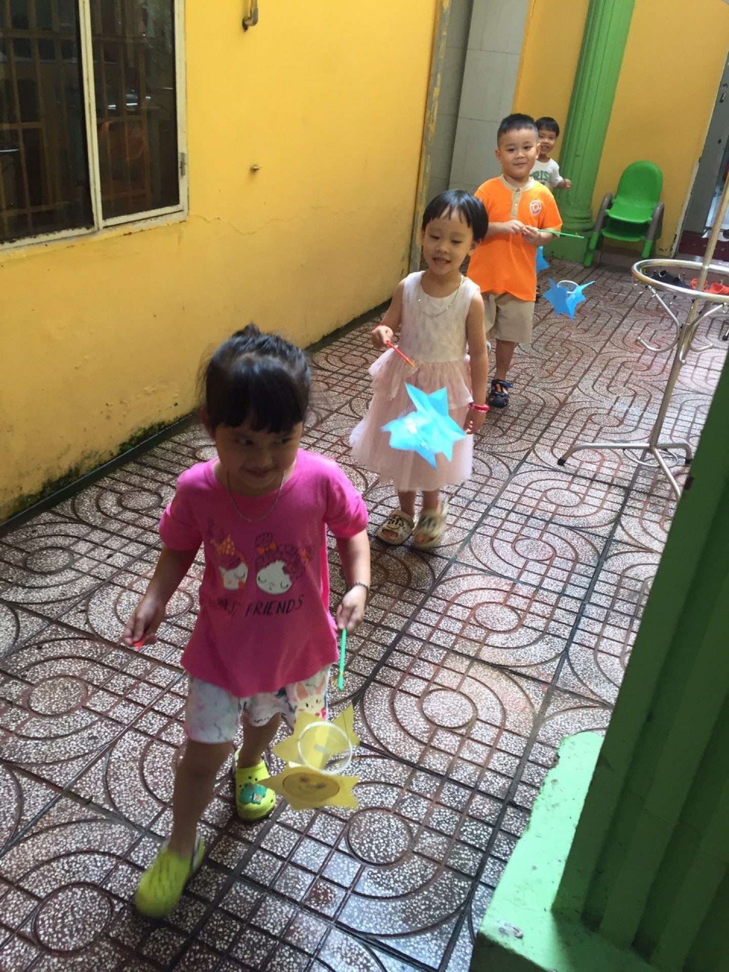 BÉ LÀM  ĐÈN VÀ BÁNH TRUNG THU 2022