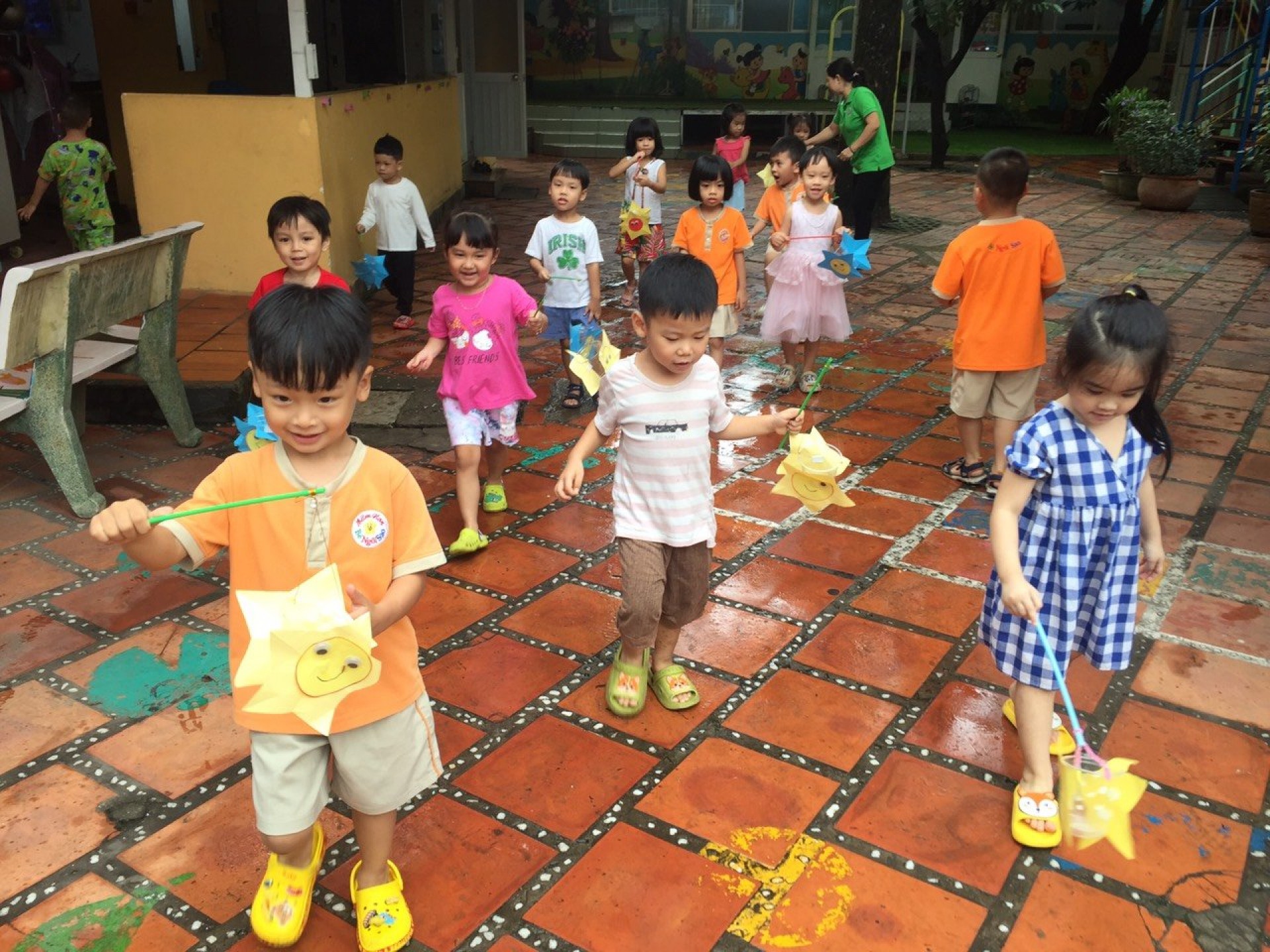 BÉ LÀM  ĐÈN VÀ BÁNH TRUNG THU 2022