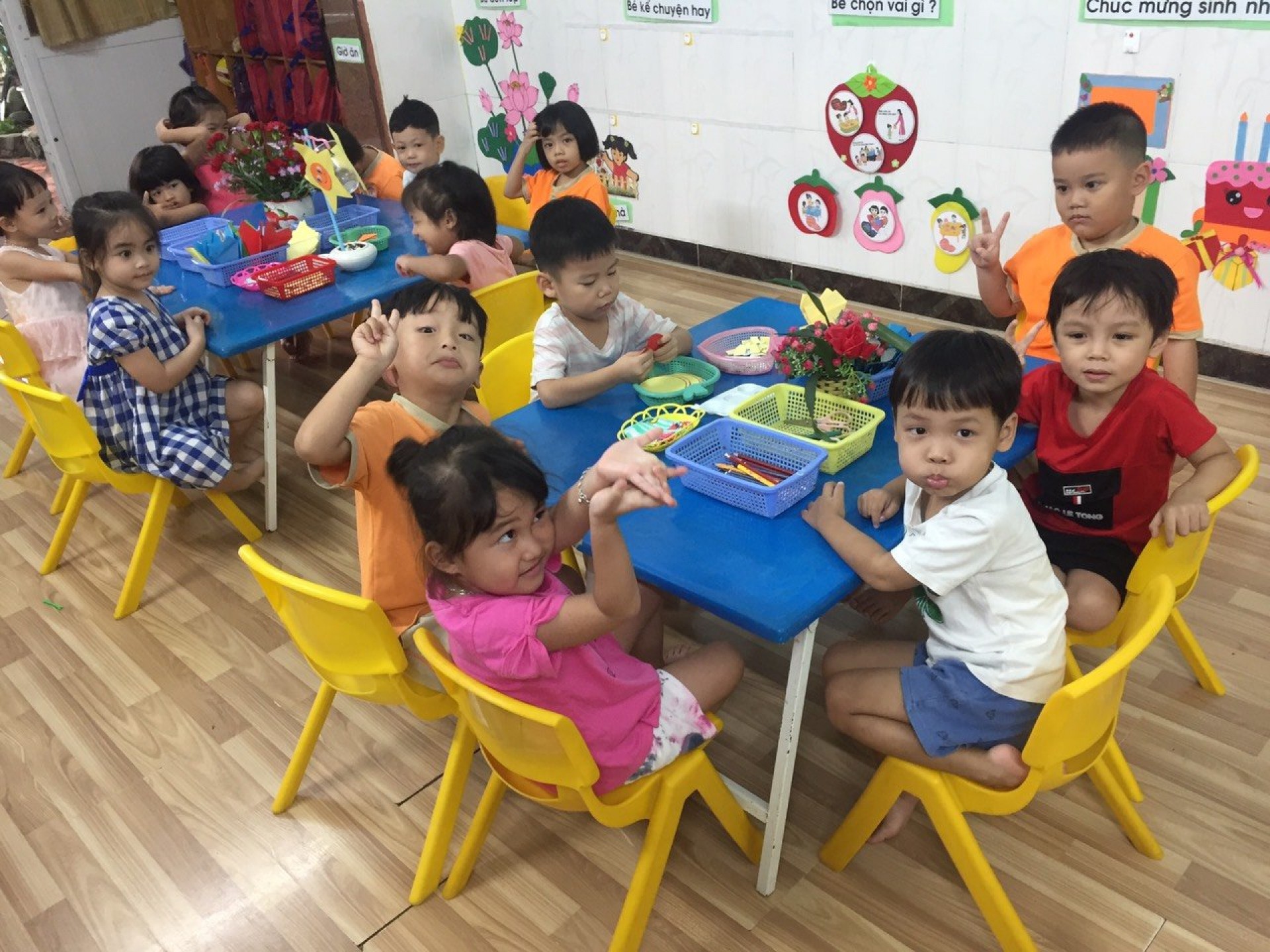 BÉ LÀM  ĐÈN VÀ BÁNH TRUNG THU 2022