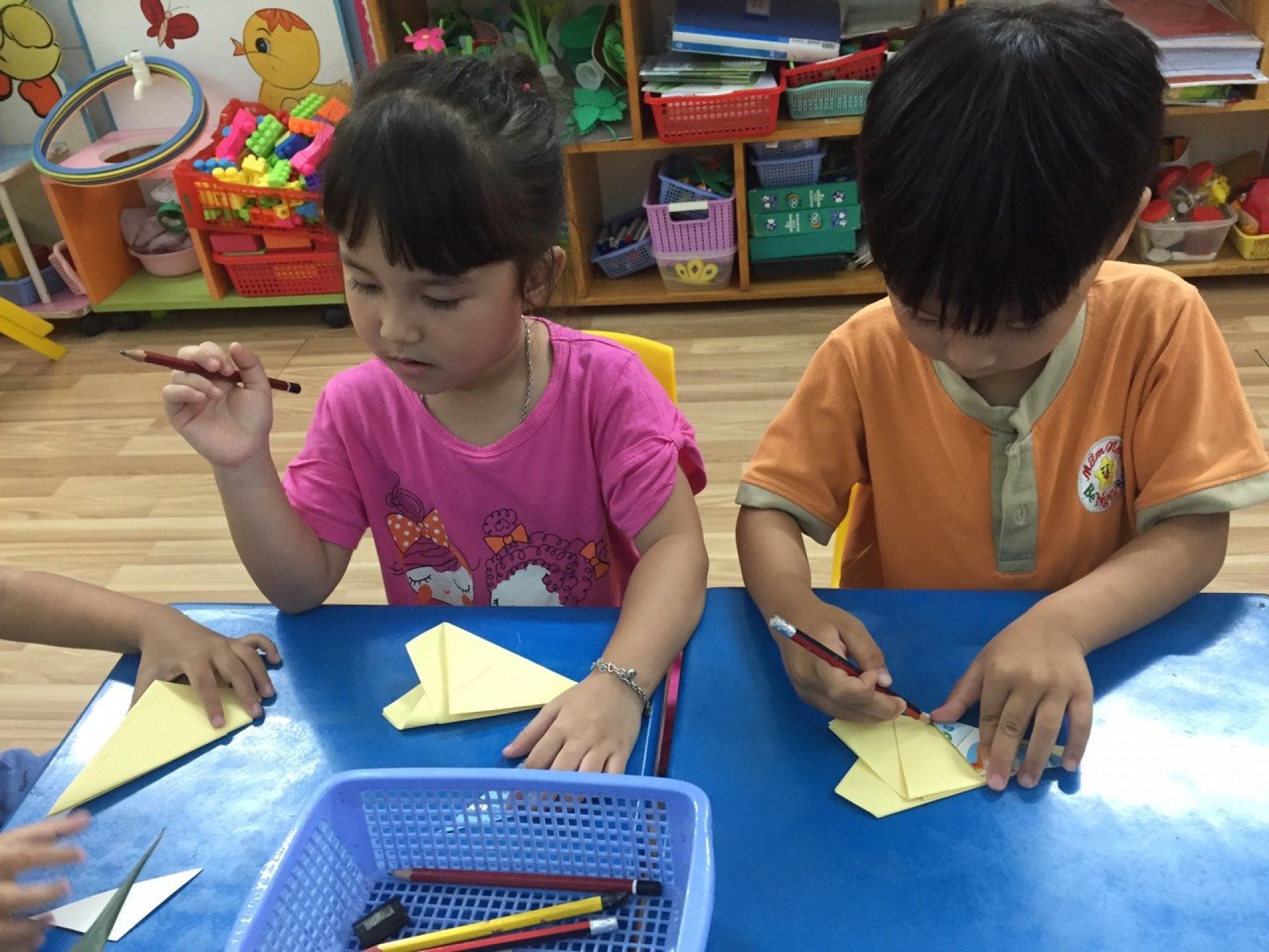 BÉ LÀM  ĐÈN VÀ BÁNH TRUNG THU 2022