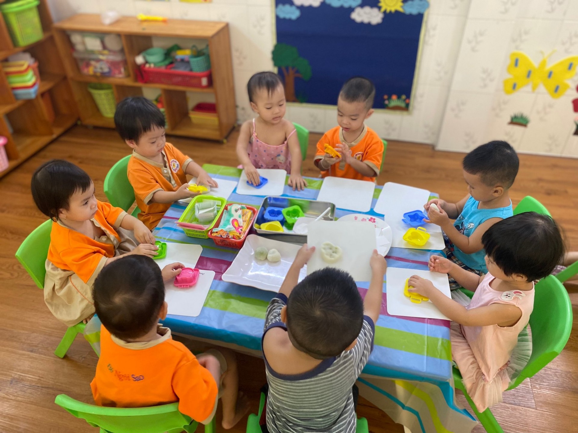 BÉ LÀM  ĐÈN VÀ BÁNH TRUNG THU 2022