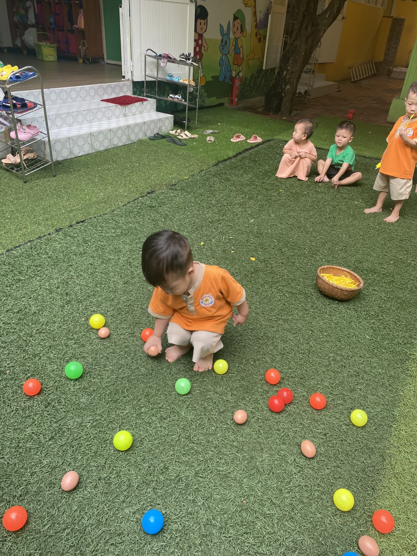 THỎ NGỌC 2 BÉ NHẶT TRỨNG VÀO RỔ