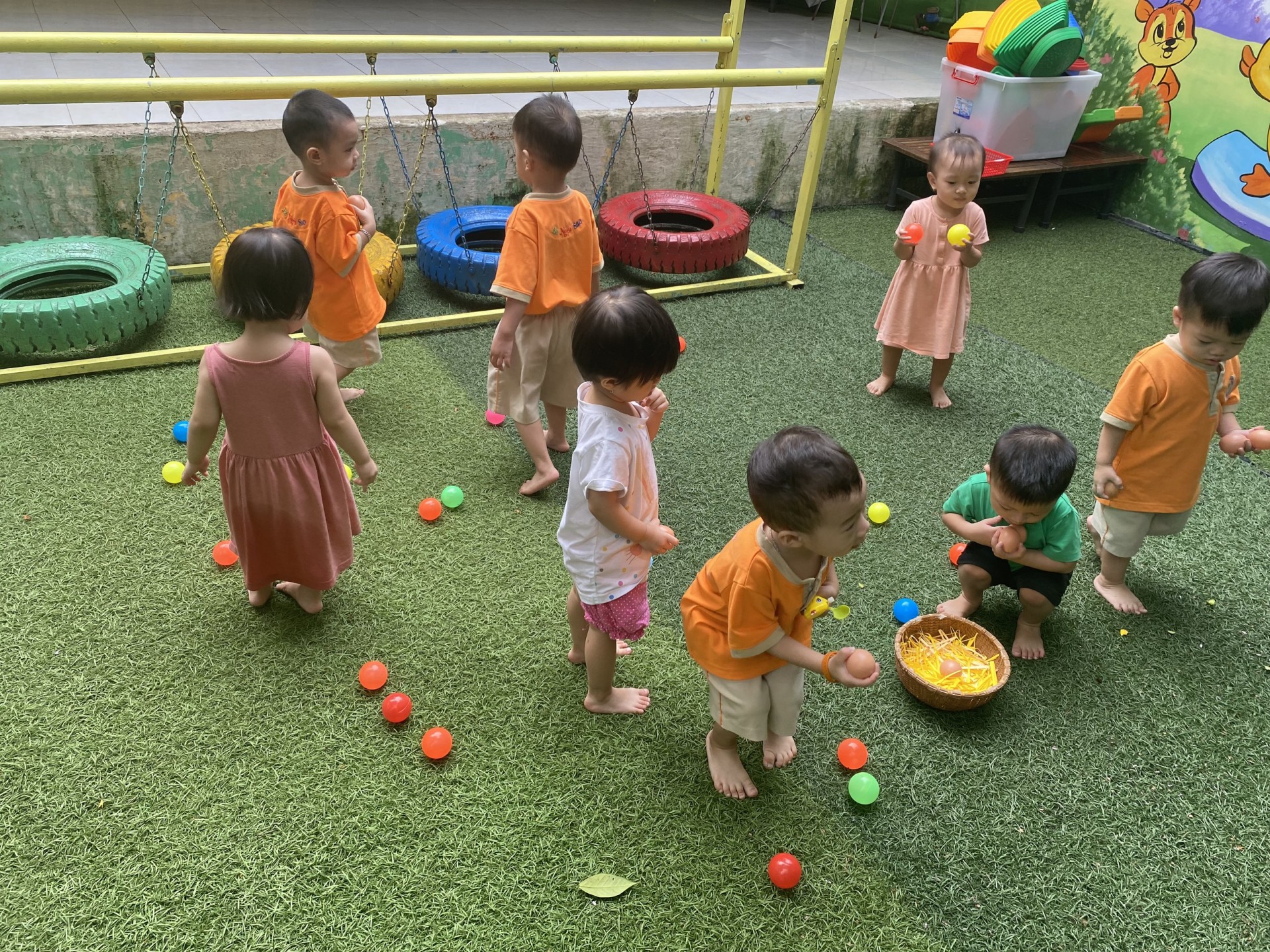 THỎ NGỌC 2 BÉ NHẶT TRỨNG VÀO RỔ