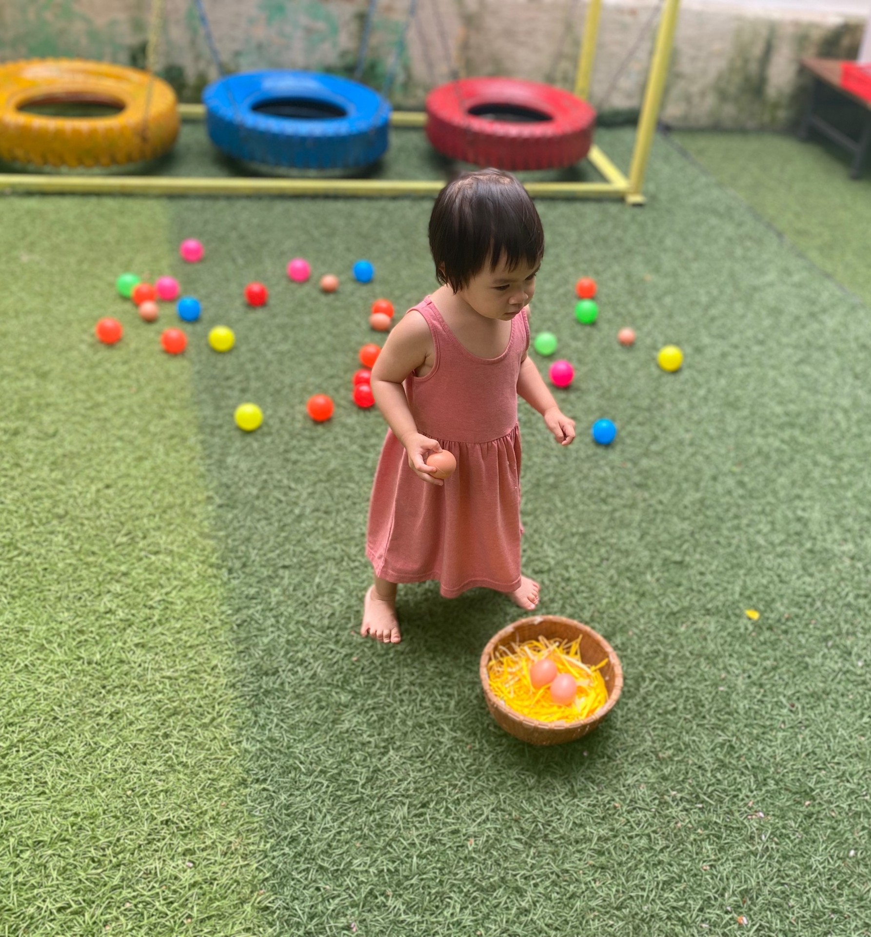 THỎ NGỌC 2 BÉ NHẶT TRỨNG VÀO RỔ