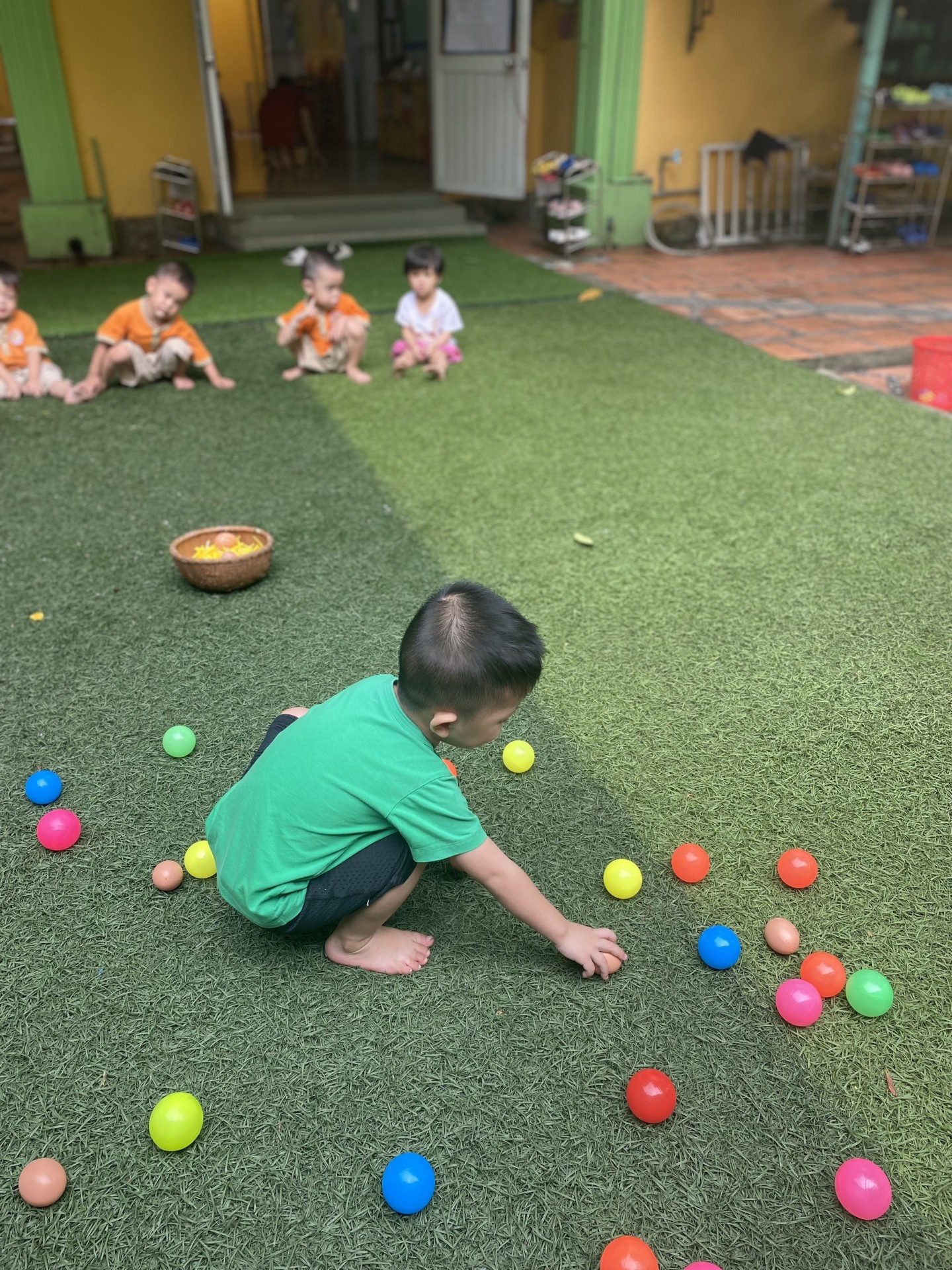 THỎ NGỌC 2 BÉ NHẶT TRỨNG VÀO RỔ