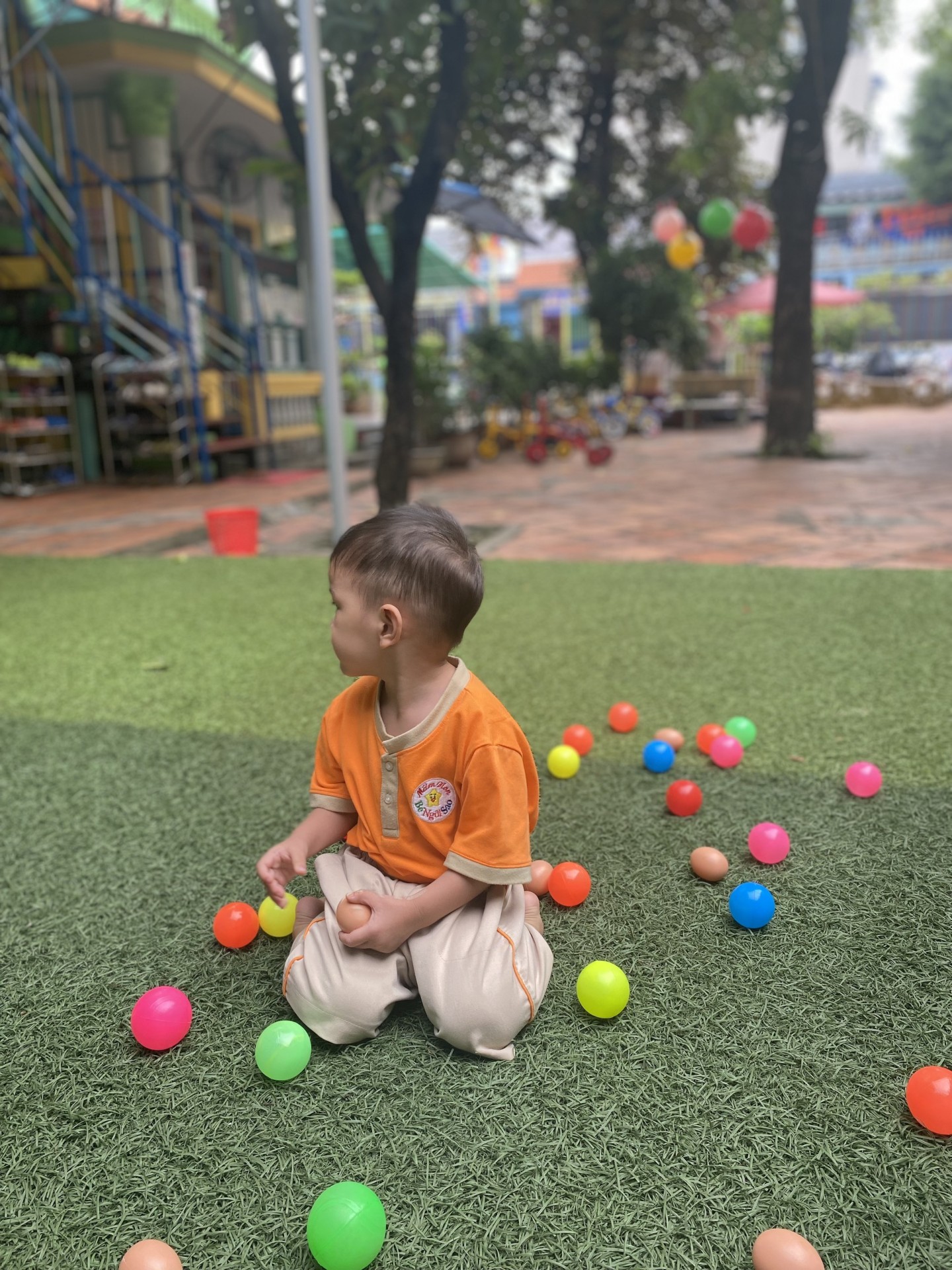 THỎ NGỌC 2 BÉ NHẶT TRỨNG VÀO RỔ