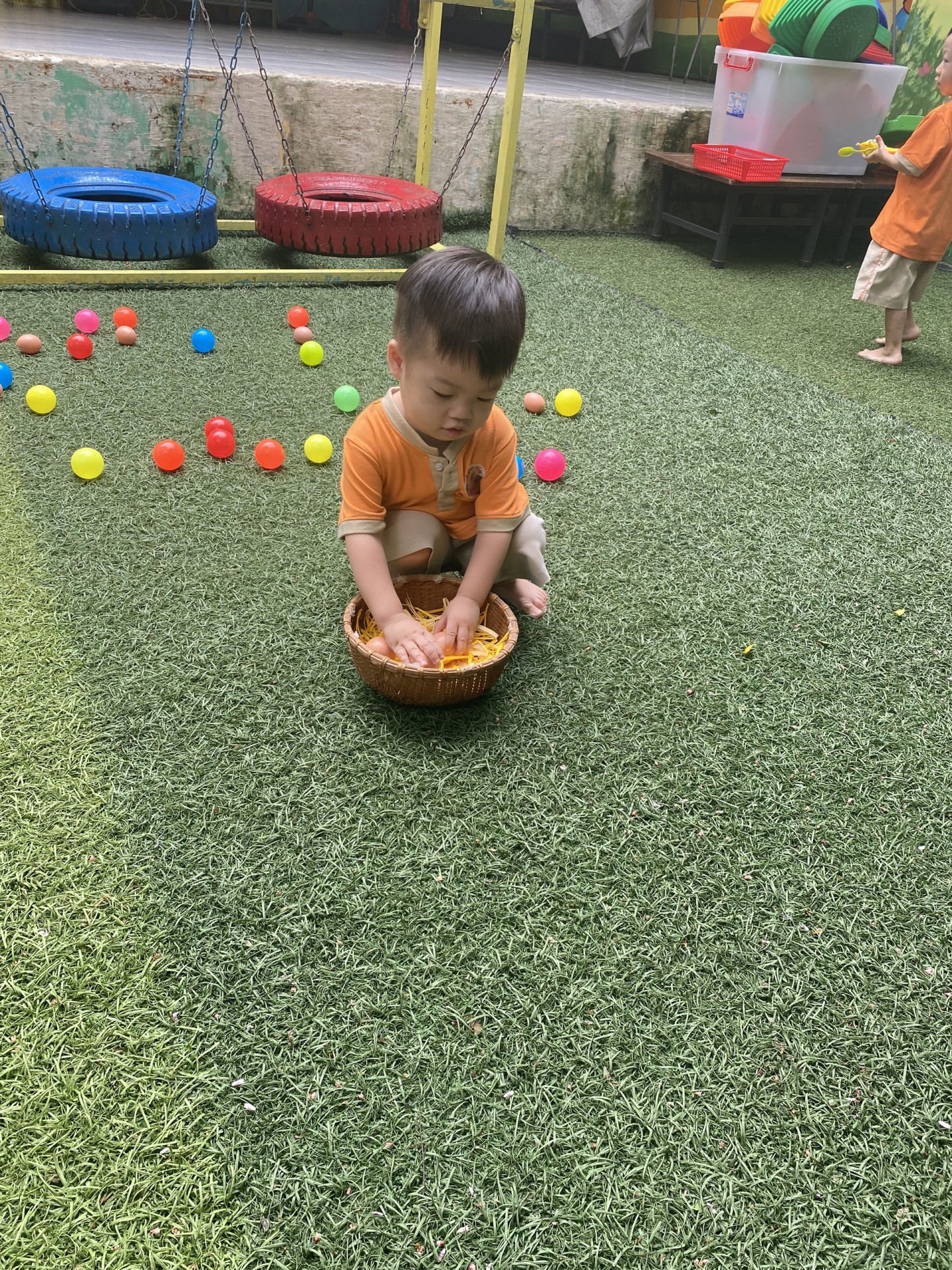 THỎ NGỌC 2 BÉ NHẶT TRỨNG VÀO RỔ