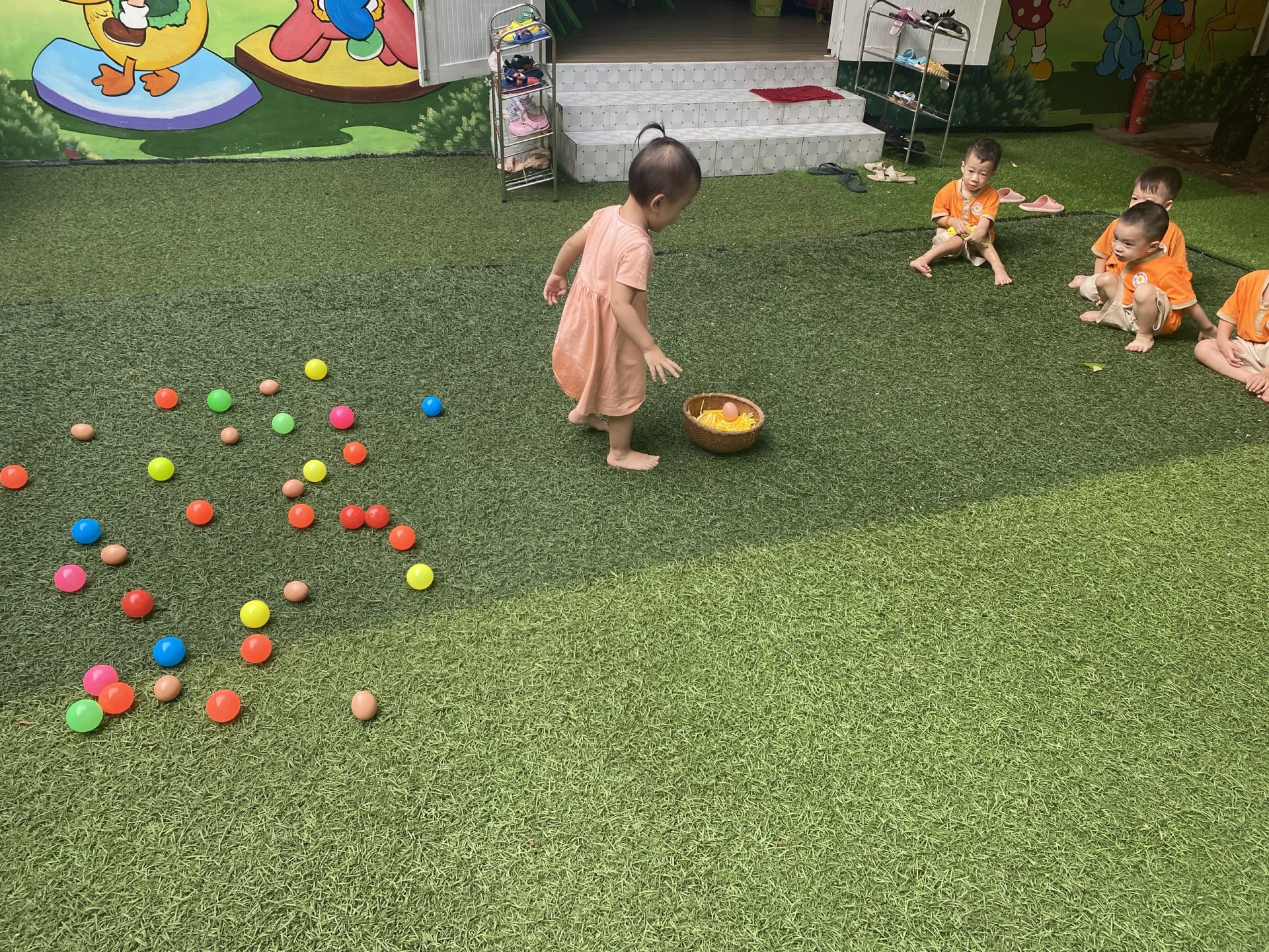 THỎ NGỌC 2 BÉ NHẶT TRỨNG VÀO RỔ