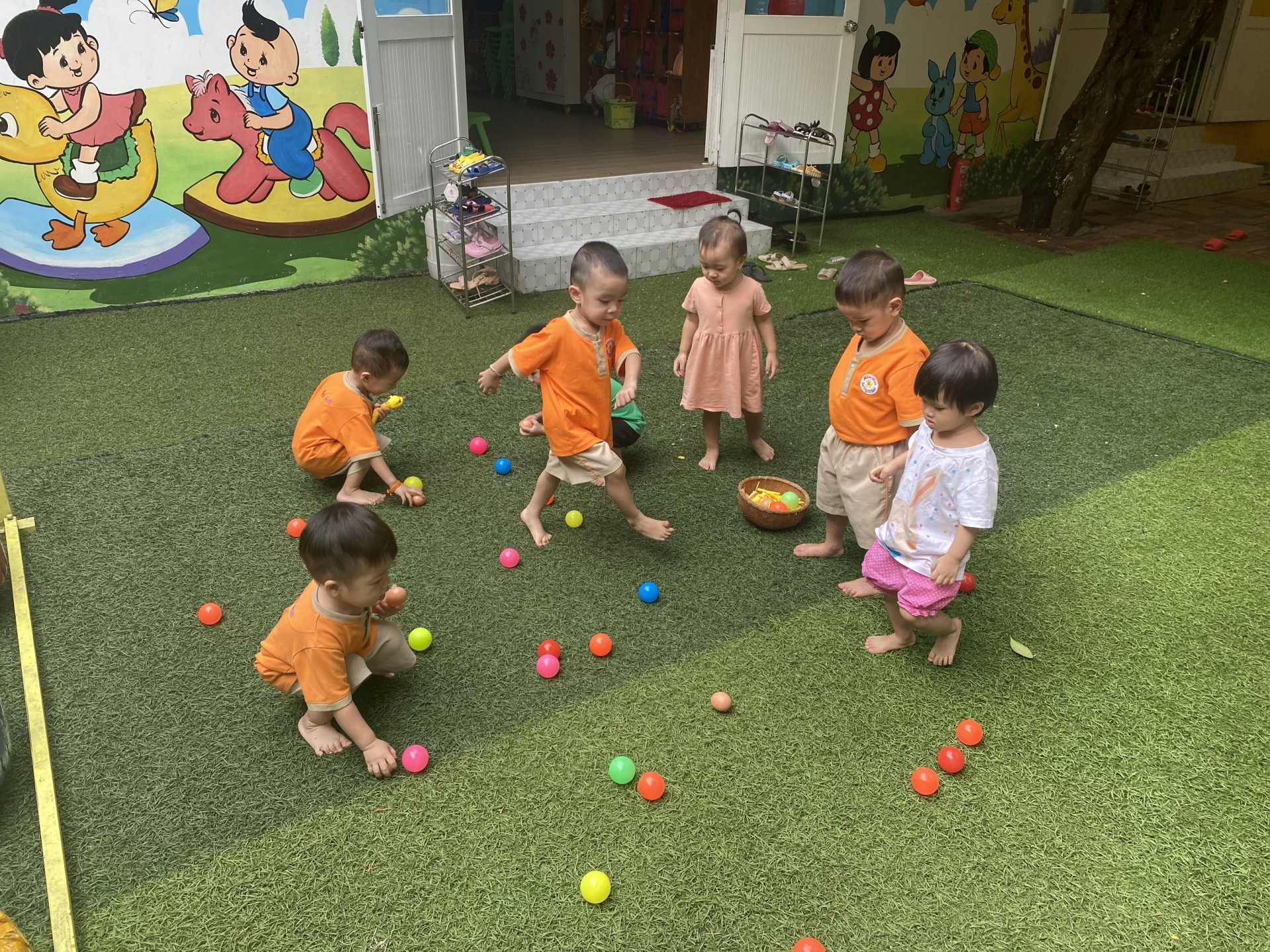 THỎ NGỌC 2 BÉ NHẶT TRỨNG VÀO RỔ