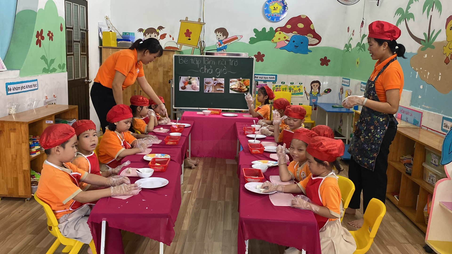 BÉ CHUẨN BỊ TIỆC GIÁNG SINH