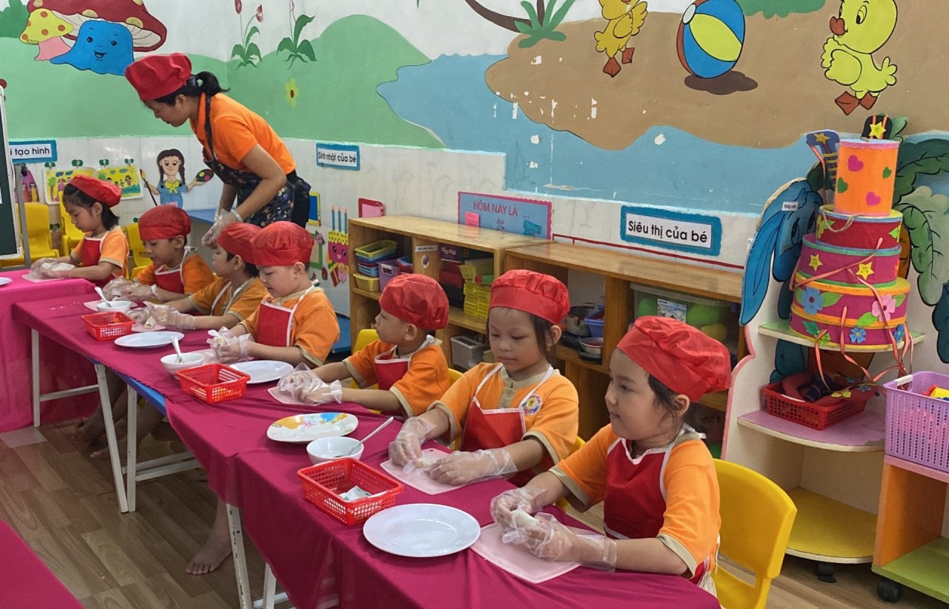 BÉ CHUẨN BỊ TIỆC GIÁNG SINH