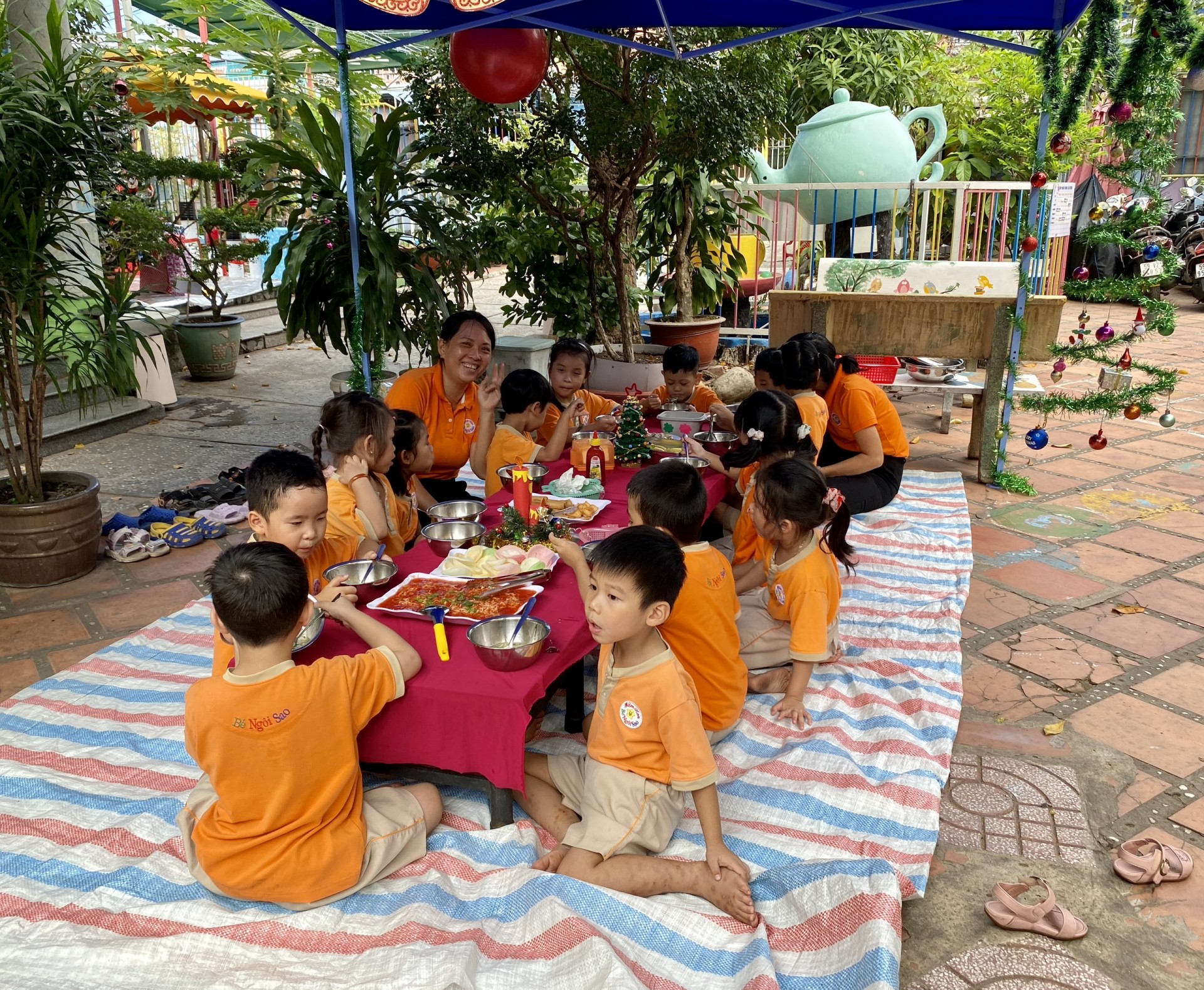 BÉ CHUẨN BỊ TIỆC GIÁNG SINH