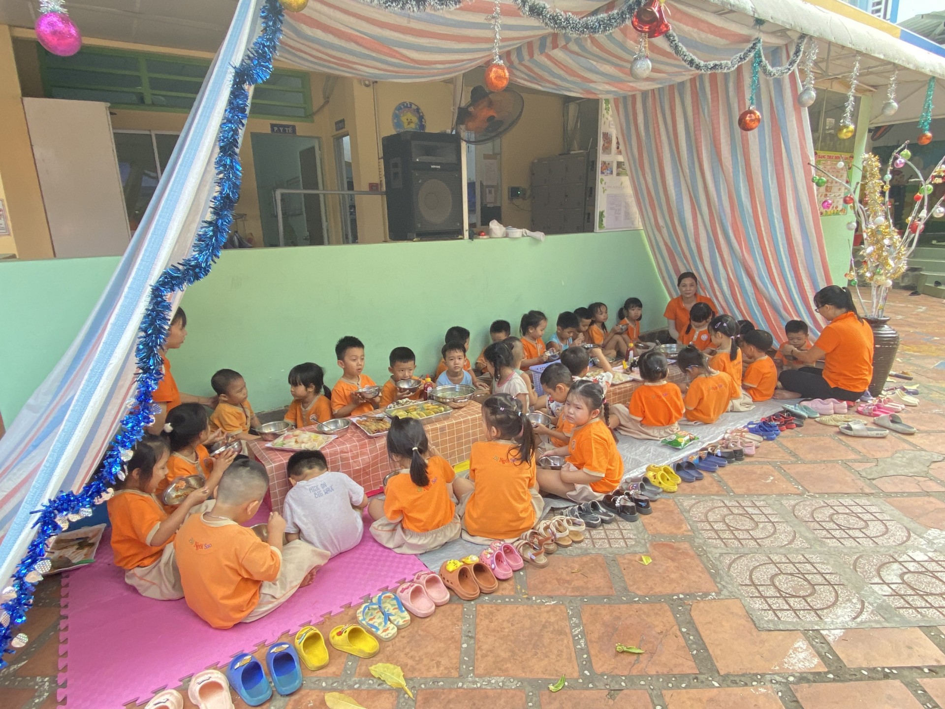 BÉ CHUẨN BỊ TIỆC GIÁNG SINH