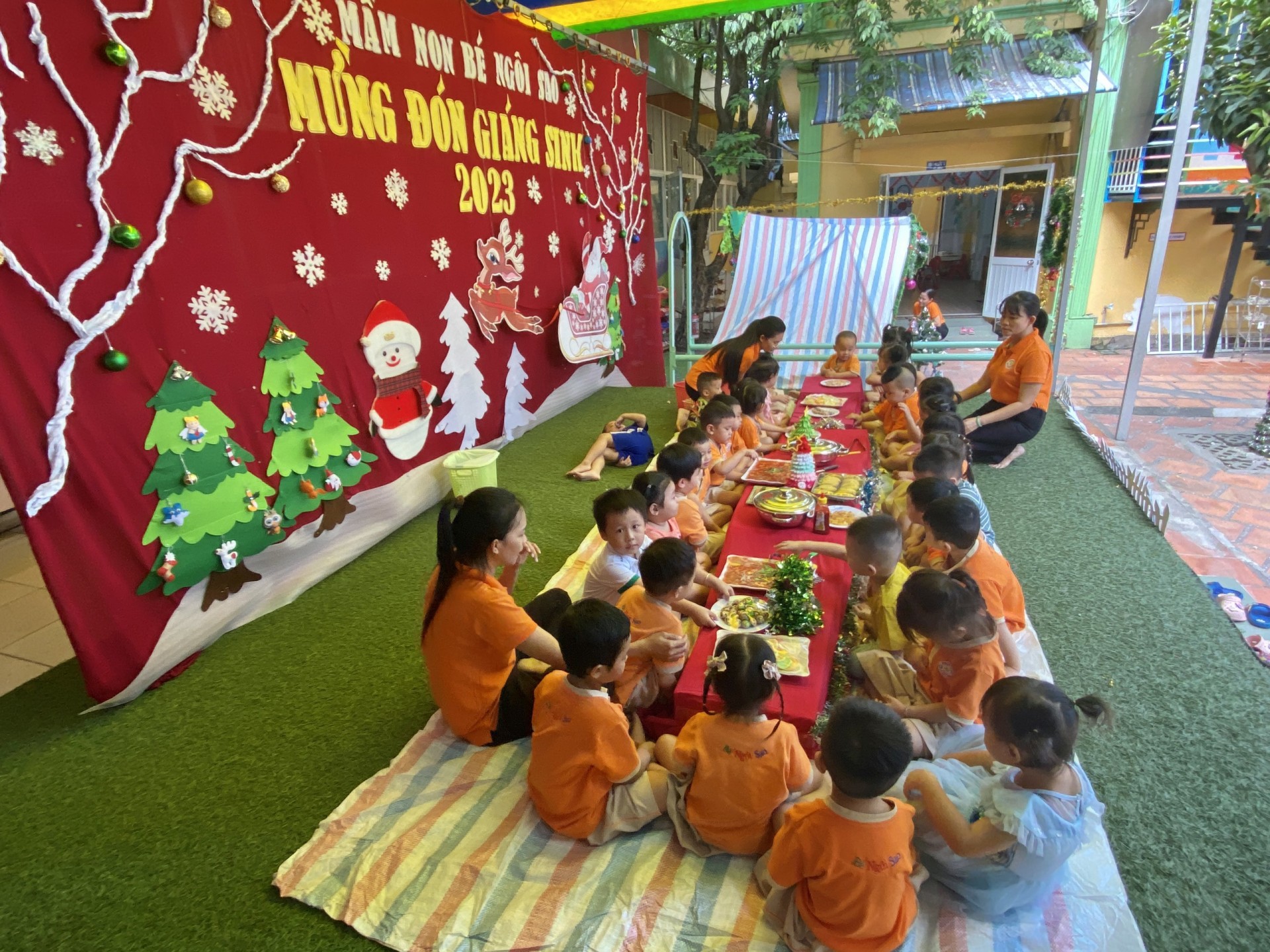 BÉ CHUẨN BỊ TIỆC GIÁNG SINH