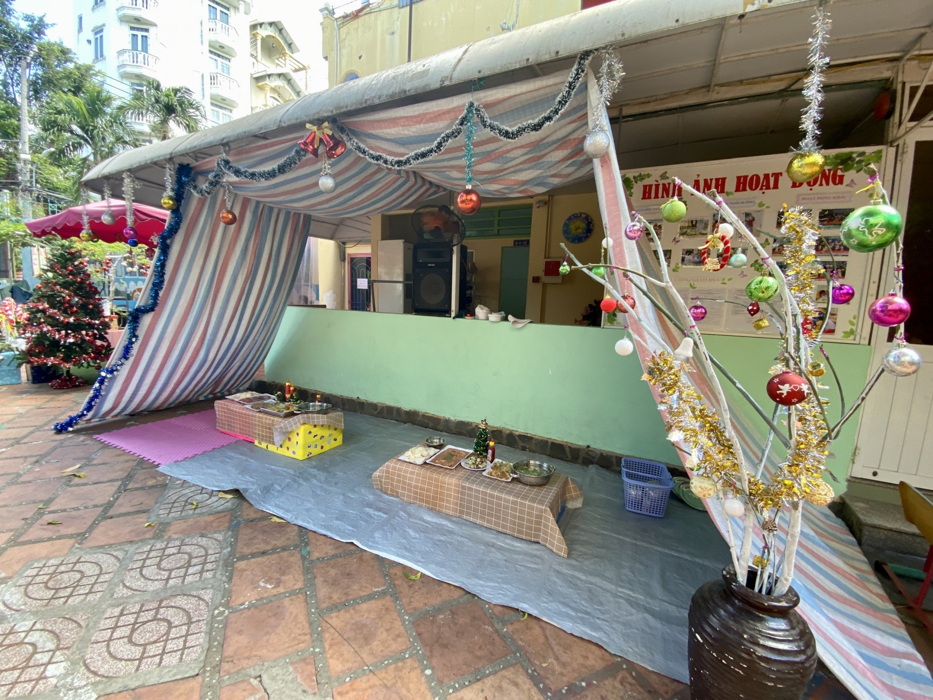 BÉ CHUẨN BỊ TIỆC GIÁNG SINH