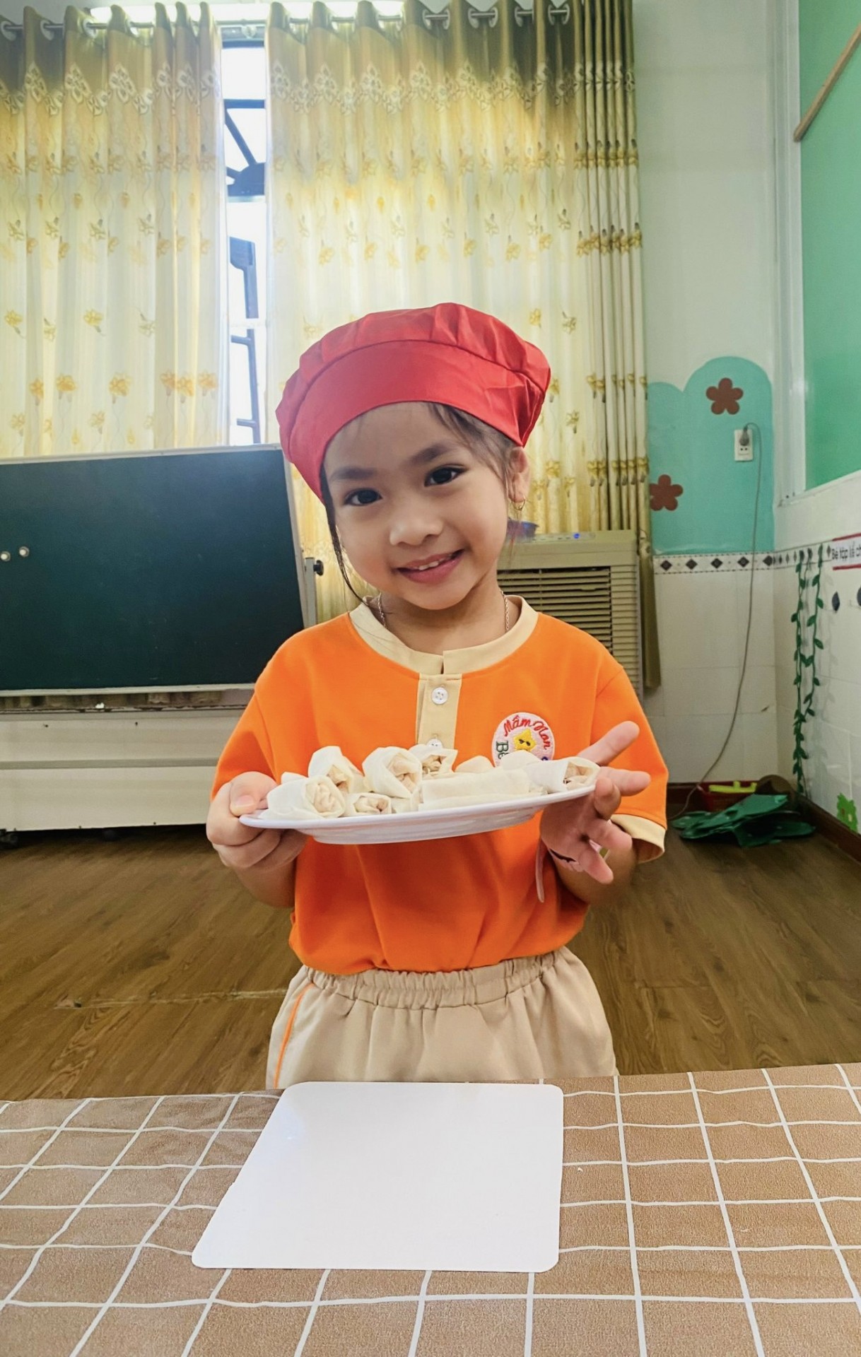 BÉ CHUẨN BỊ TIỆC GIÁNG SINH