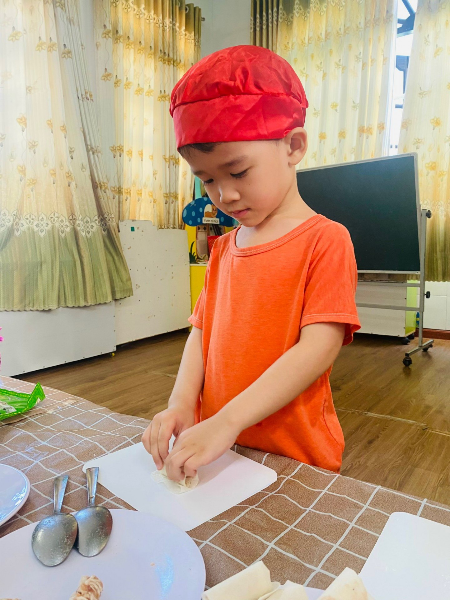 BÉ CHUẨN BỊ TIỆC GIÁNG SINH