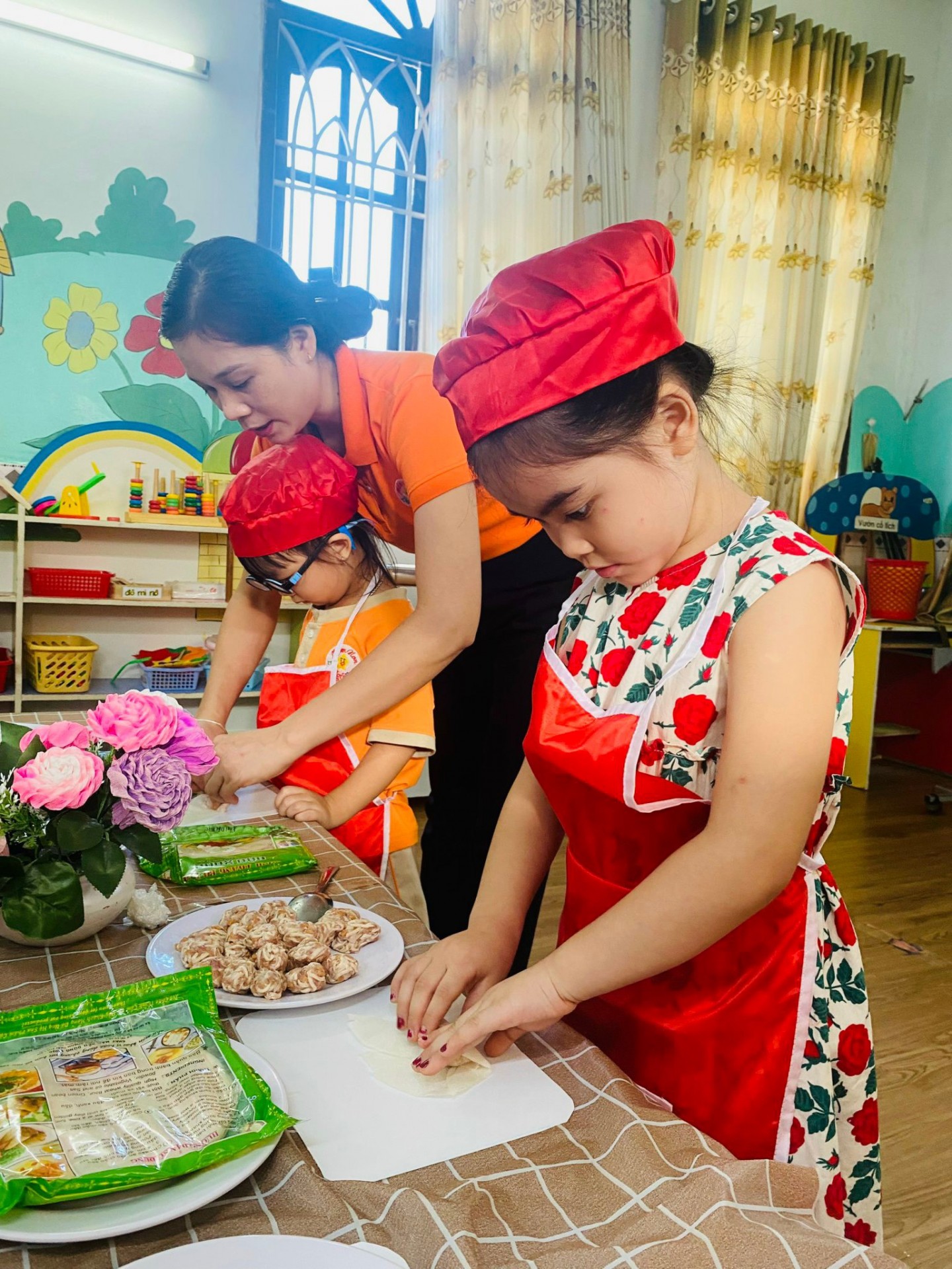 BÉ CHUẨN BỊ TIỆC GIÁNG SINH