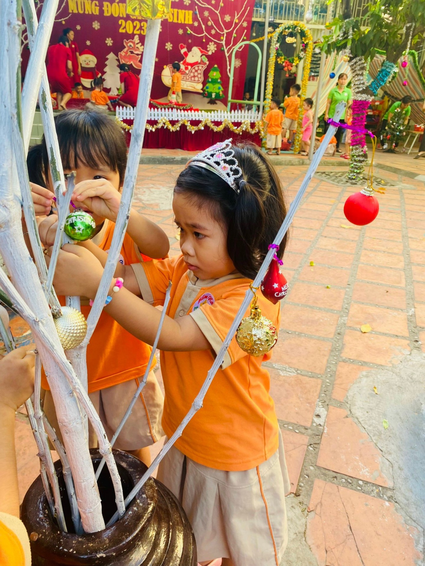 BÉ CHUẨN BỊ TIỆC GIÁNG SINH