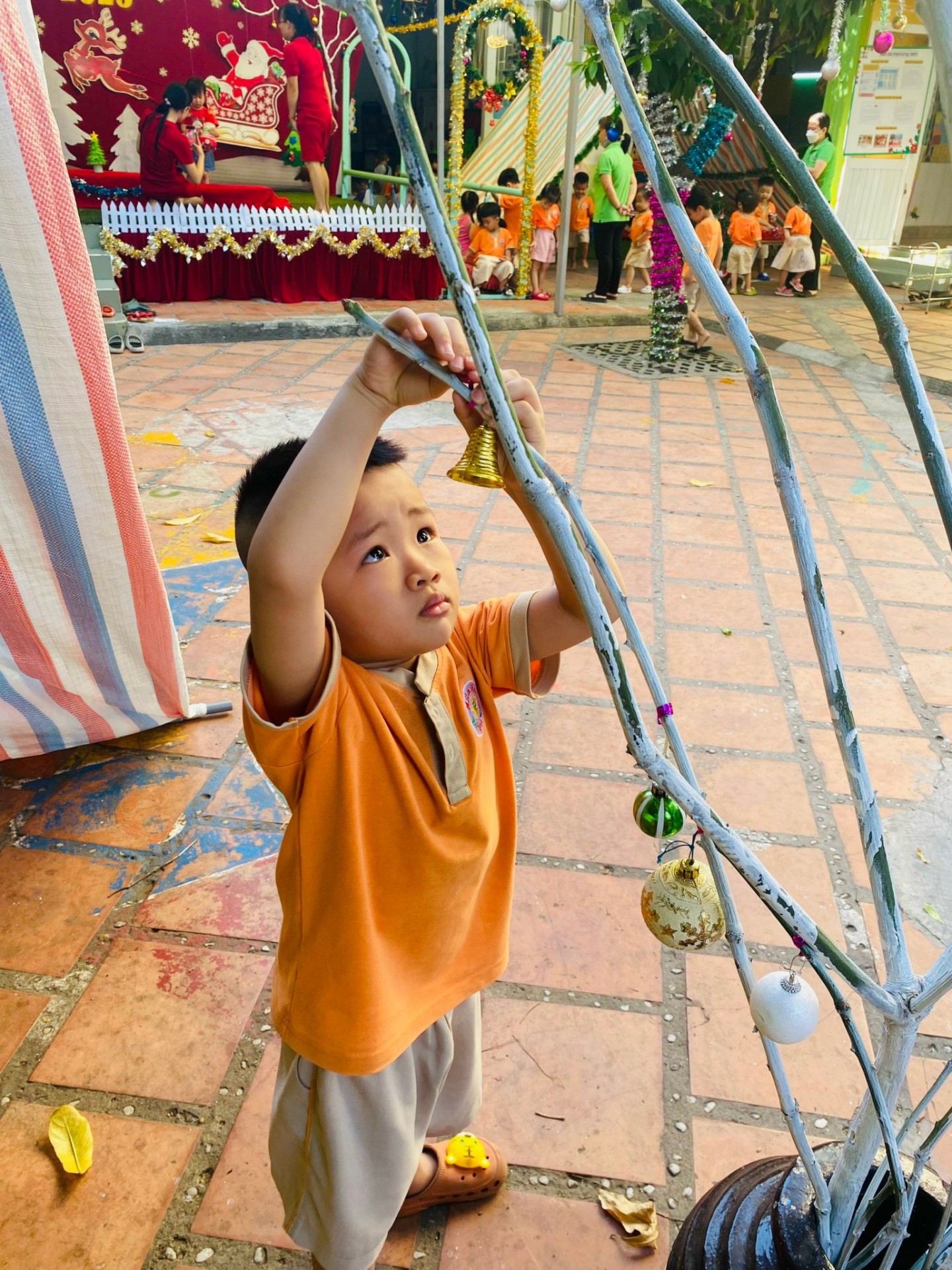 BÉ CHUẨN BỊ TIỆC GIÁNG SINH