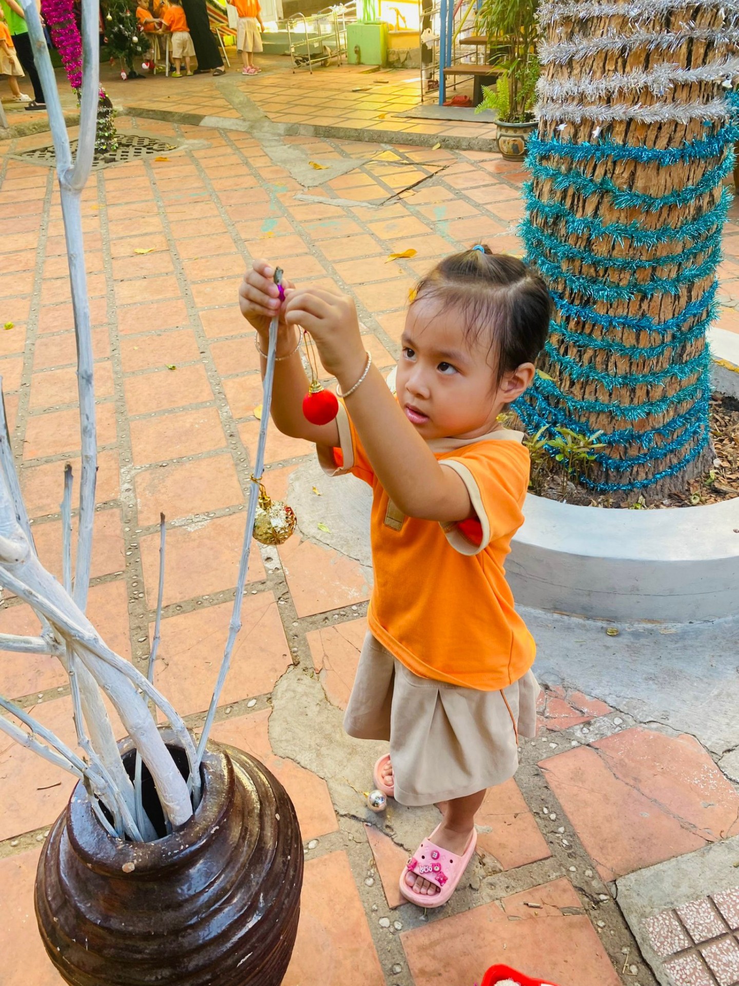 BÉ CHUẨN BỊ TIỆC GIÁNG SINH