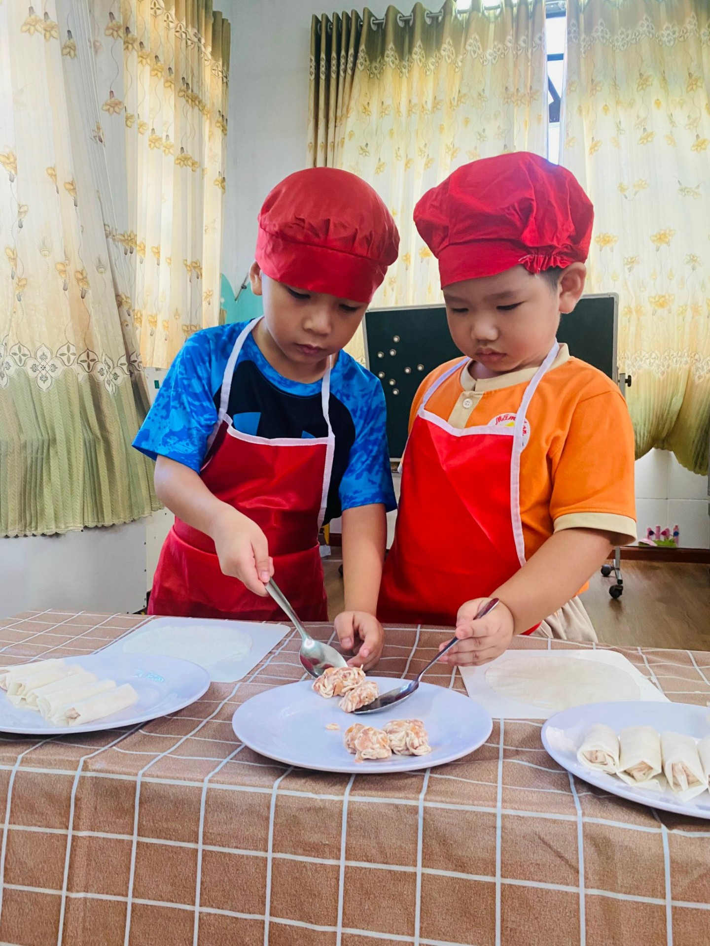 BÉ CHUẨN BỊ TIỆC GIÁNG SINH