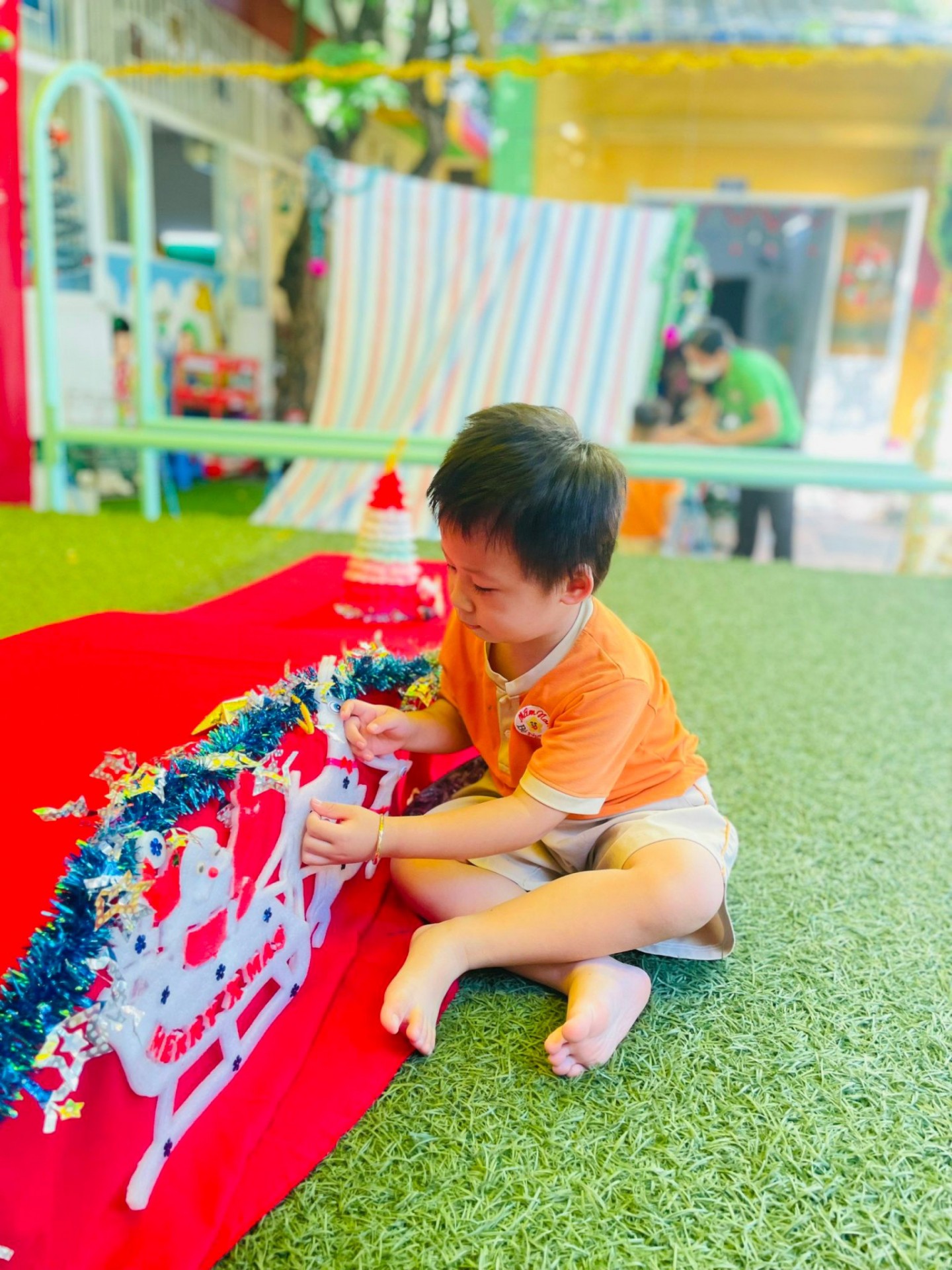 BÉ CHUẨN BỊ TIỆC GIÁNG SINH