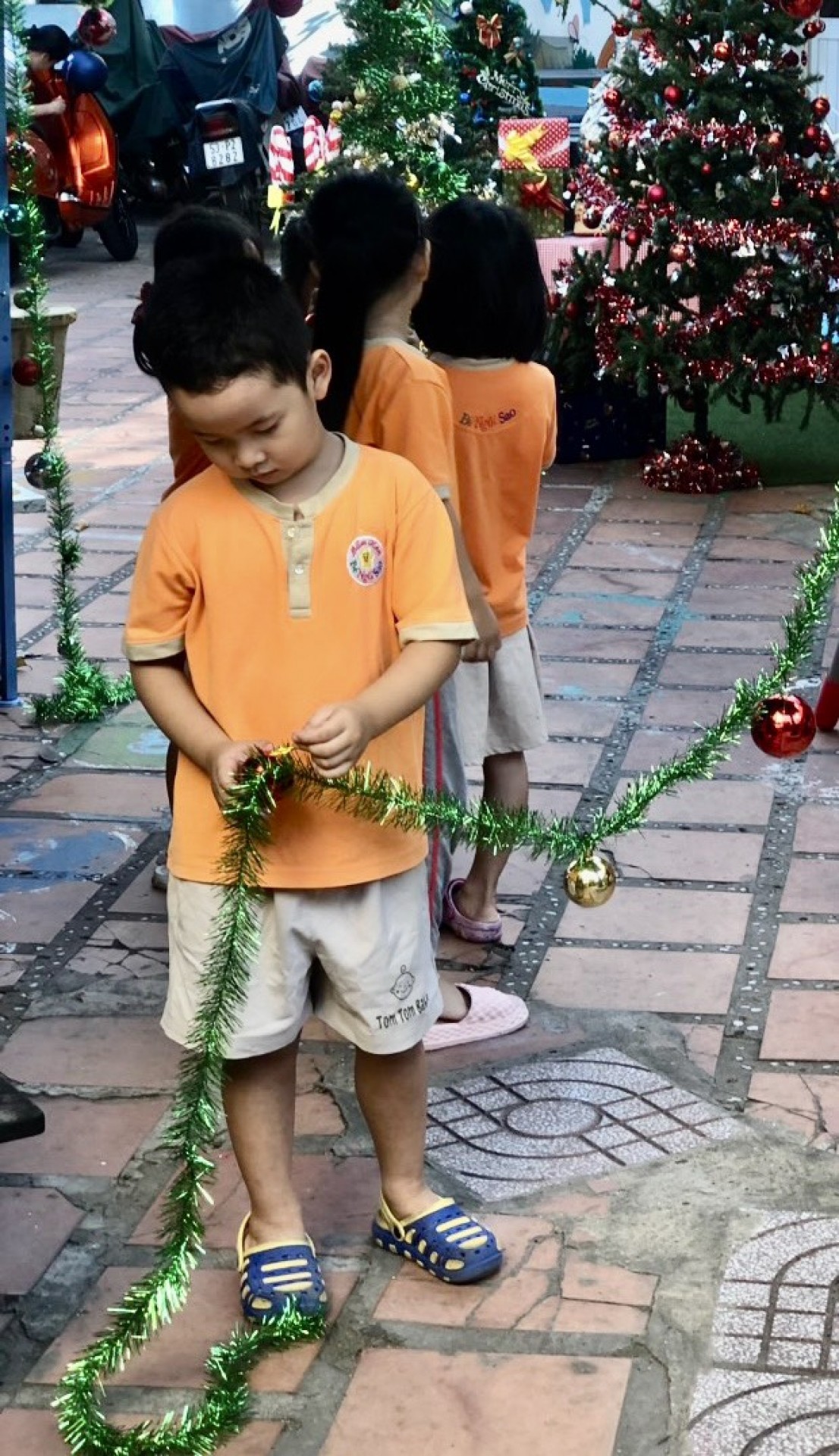 BÉ CHUẨN BỊ TIỆC GIÁNG SINH