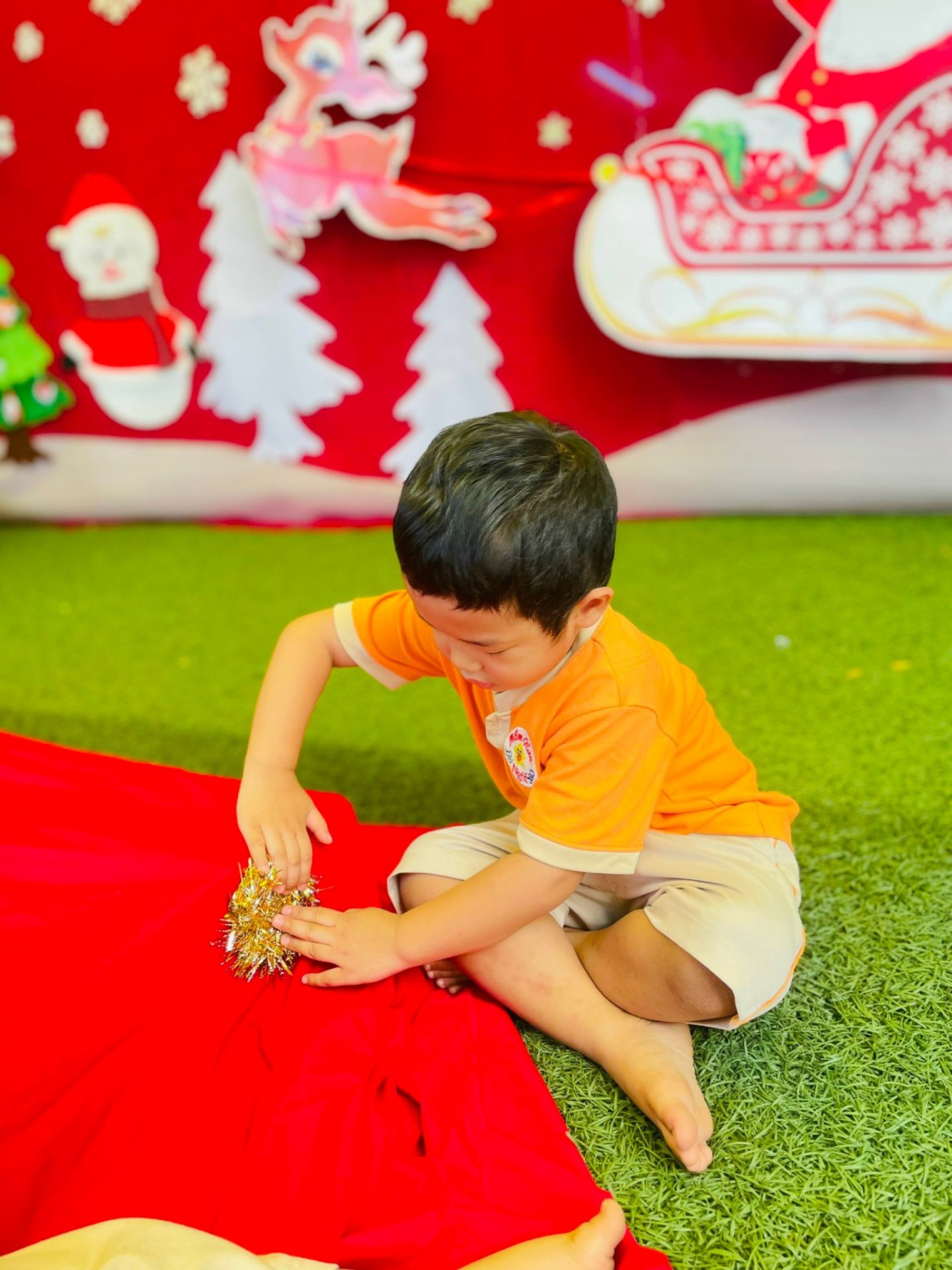 BÉ CHUẨN BỊ TIỆC GIÁNG SINH